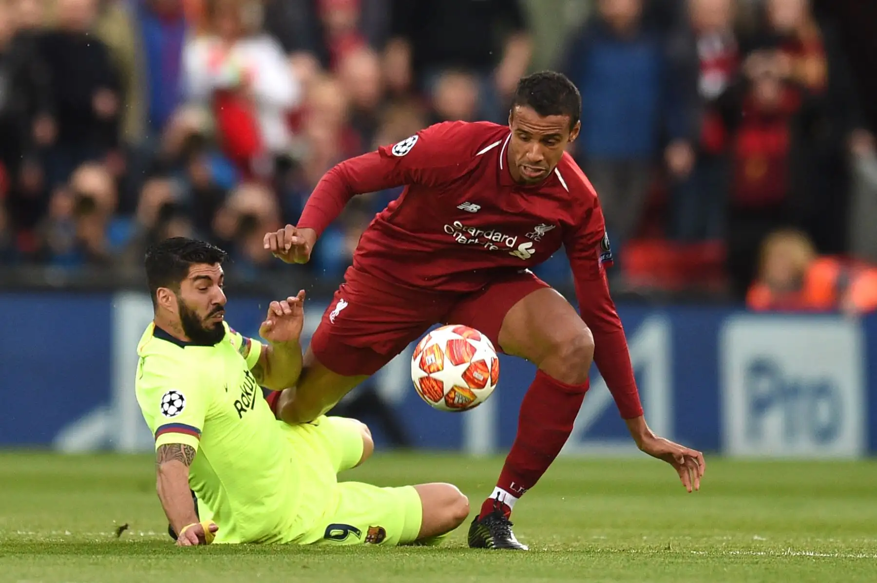 Luis Suárez (L), delantero uruguayo del Barcelona, ​​se enfrentará al defensor camerunés Joel Matip, nacido en el Liverpool, durante la semifinal de fútbol de la UEFA Champions League entre el Liverpool y el Barcelona.
Foto:AFP