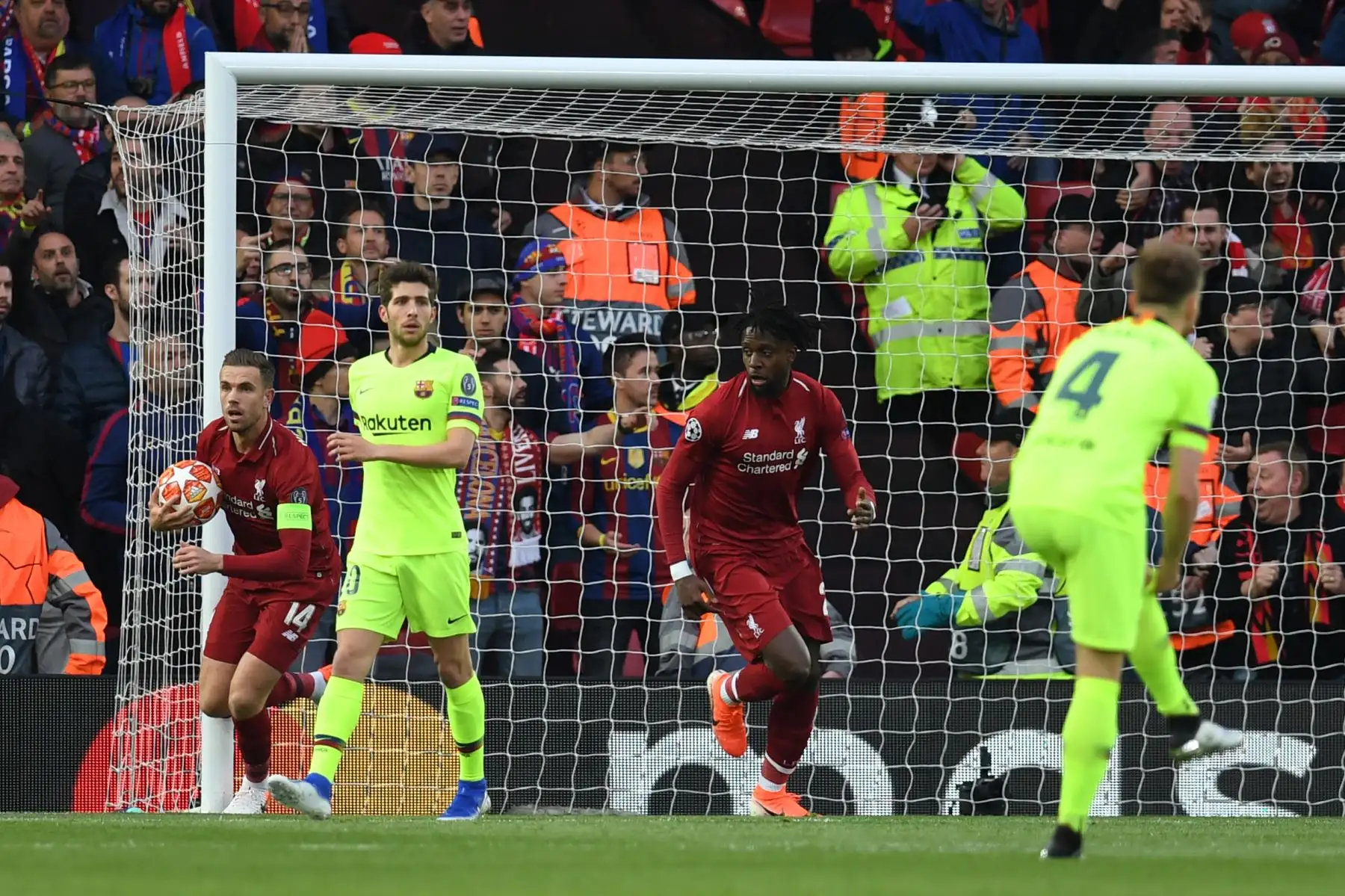 El centrocampista inglés del Liverpool, Jordan Henderson (L) celebra después de que el delantero belga del Liverpool, Divock Origi (C), anote su primer gol durante la semifinal de la Liga de Campeones de la UEFA, partido de fútbol de ida entre Liverpool y Barcelona.
Foto:AFP