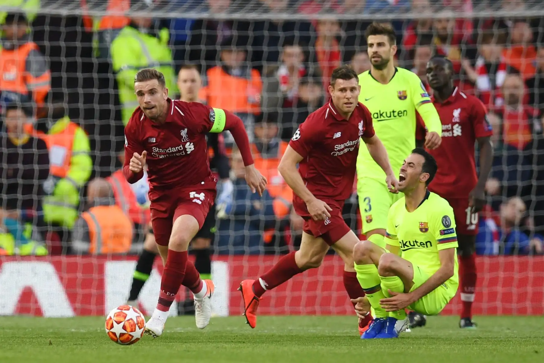 El centrocampista inglés del Liverpool, Jordan Henderson (L), corre con el balón durante el partido de fútbol de la segunda final de la Liga de Campeones de la UEFA entre el Liverpool y el Barcelona.
Foto:AFP