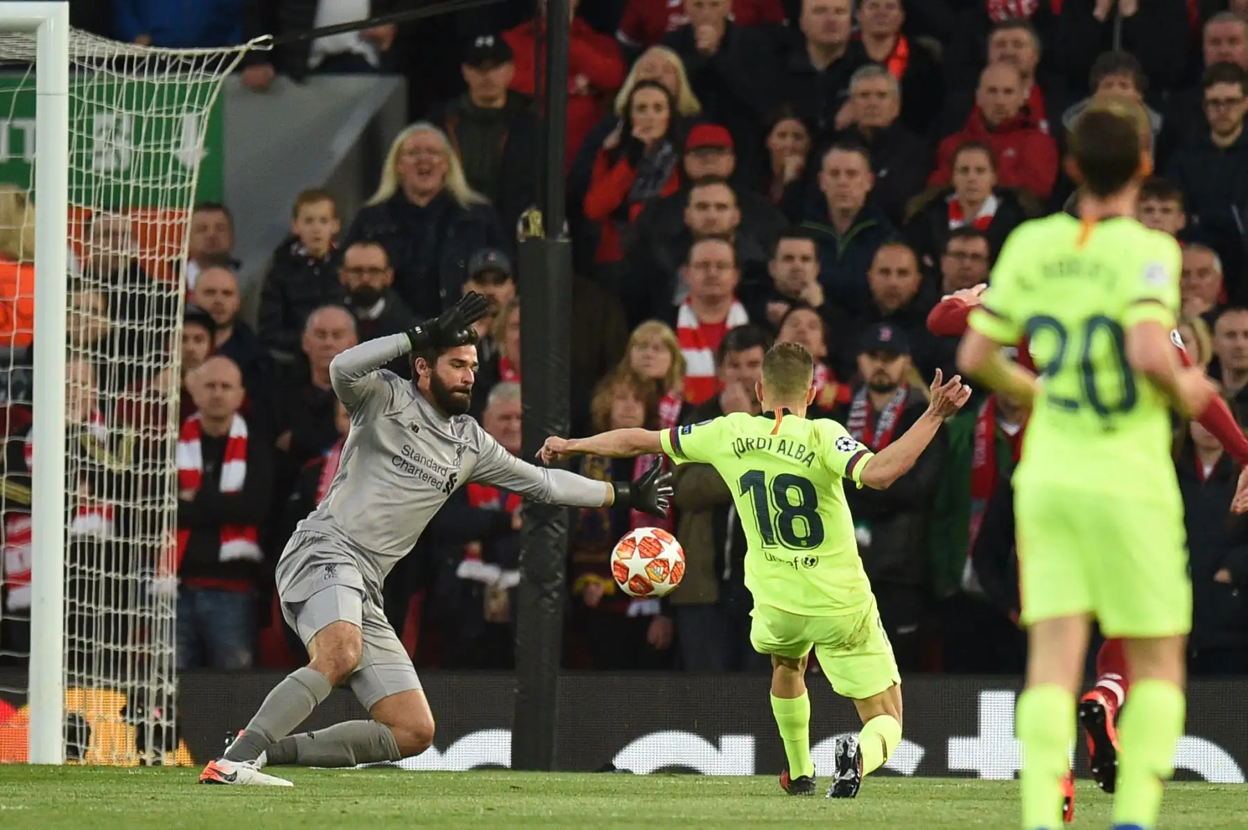 El portero brasileño del Liverpool, Alisson Becker (L), salva al defensa del barcelonista Jordi Alba, de la UEFA Champions League, en la semifinal de la UEFA Champions League entre el Liverpool y el Barcelona.
Foto:AFP