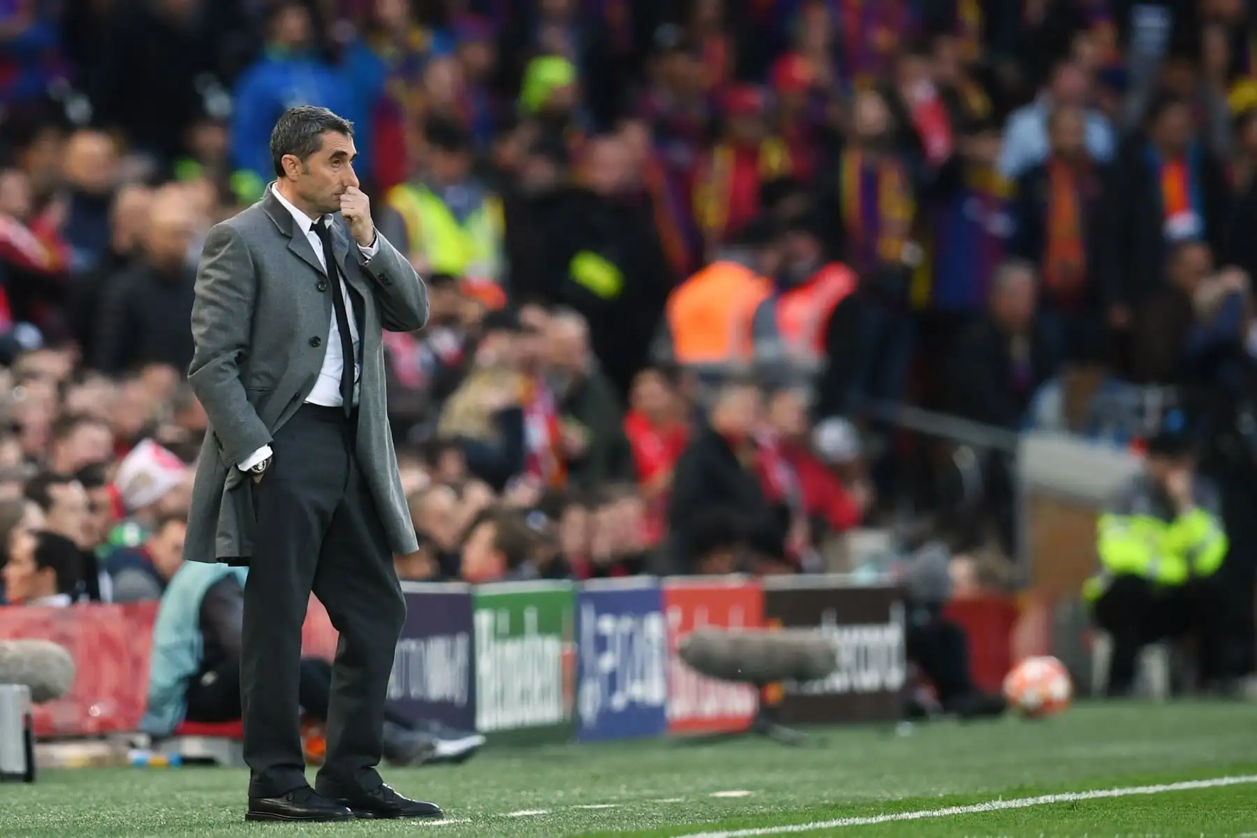 El entrenador del Barcelona, ​​Ernesto Valverde, observa durante el partido de fútbol de la segunda etapa de la UEFA Champions League entre Liverpool y Barcelona.
Foto:AFP