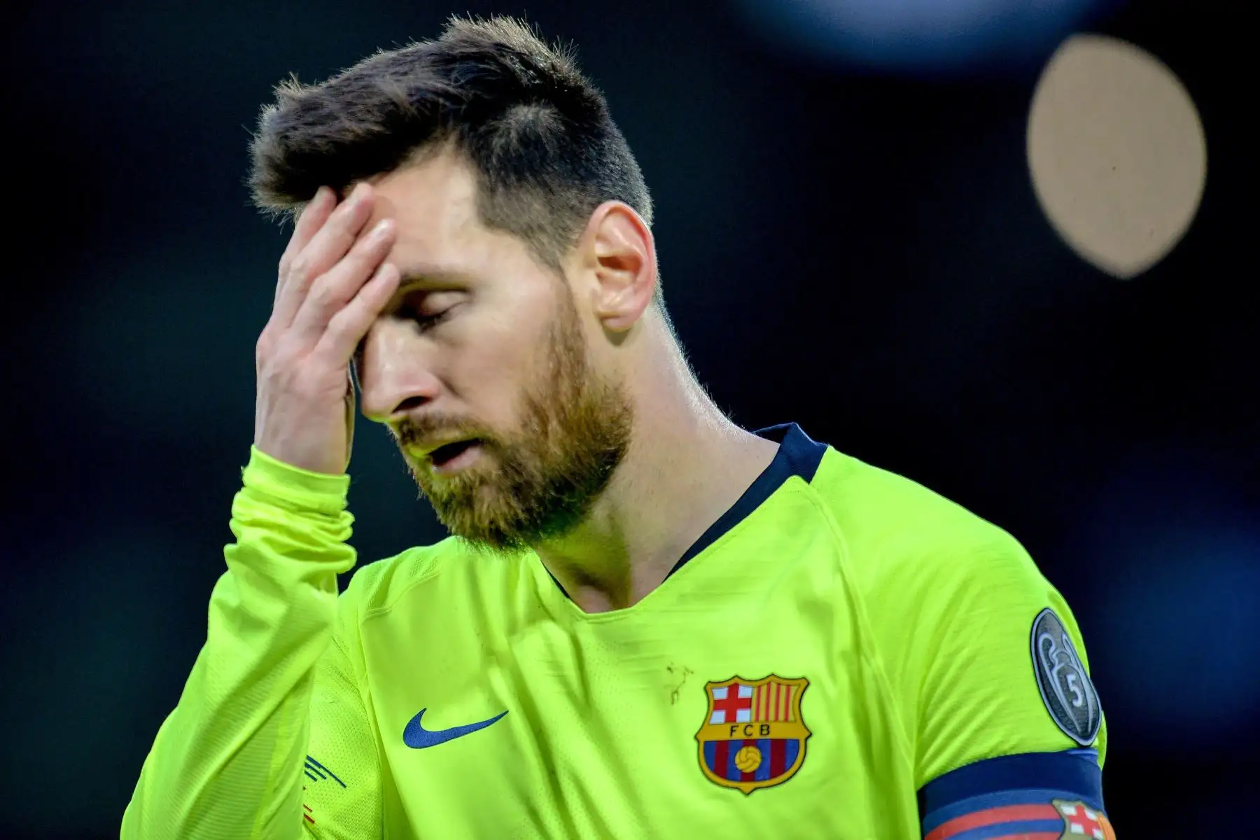 Lionel Messi de Barcelona reacciona en el juego correspondiente a las semifinales de la Liga de Campeones de la UEFA, este martes en el estadio Anfield de Liverpool (Reino Unido). 
Foto:AFP