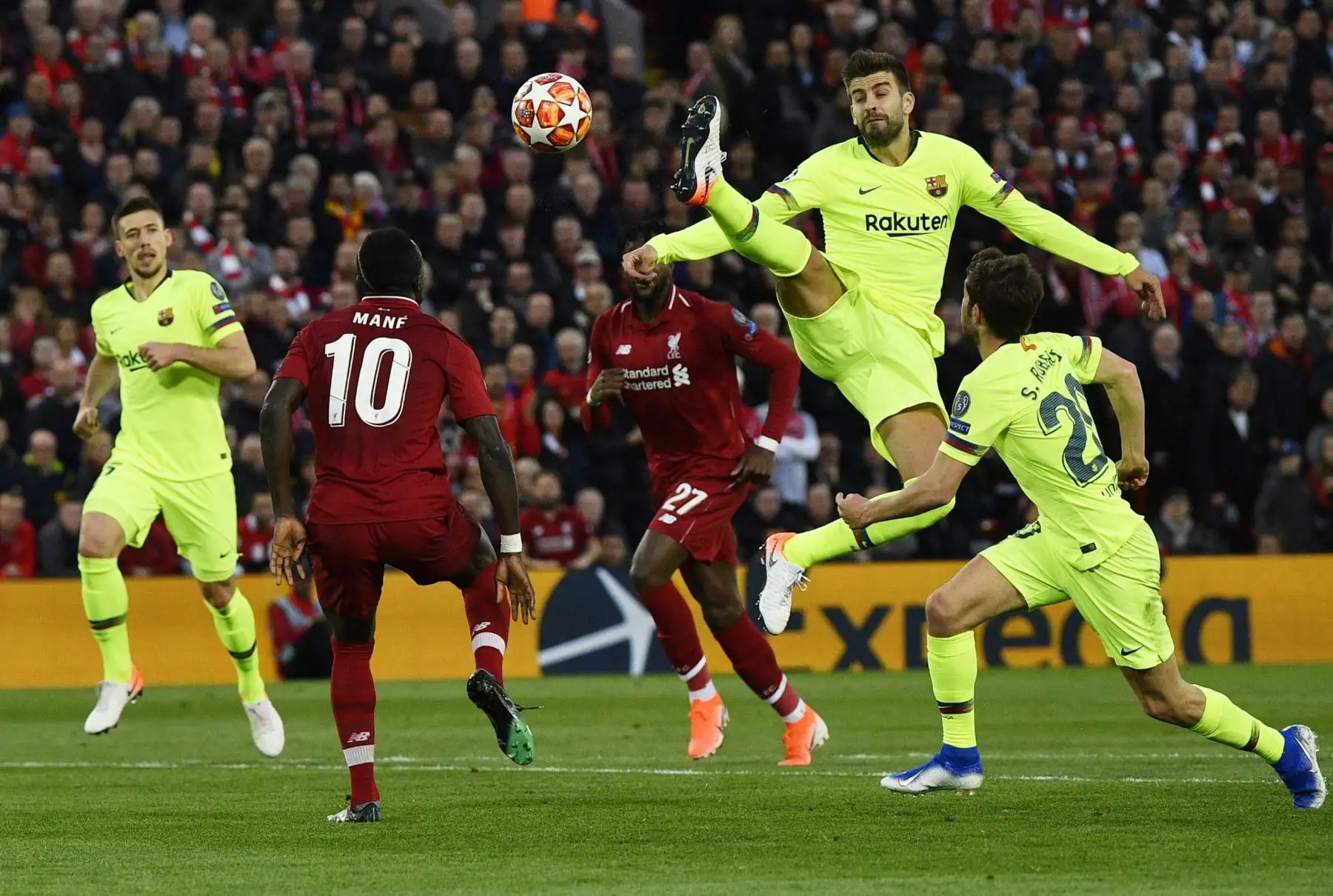 Gerard Pique (2d) del Barcelona despeja el balón en el juego correspondiente a las semifinales de la Liga de Campeones de la UEFA, este martes en el estadio Anfield de Liverpool (Reino Unido).
Foto:EFE