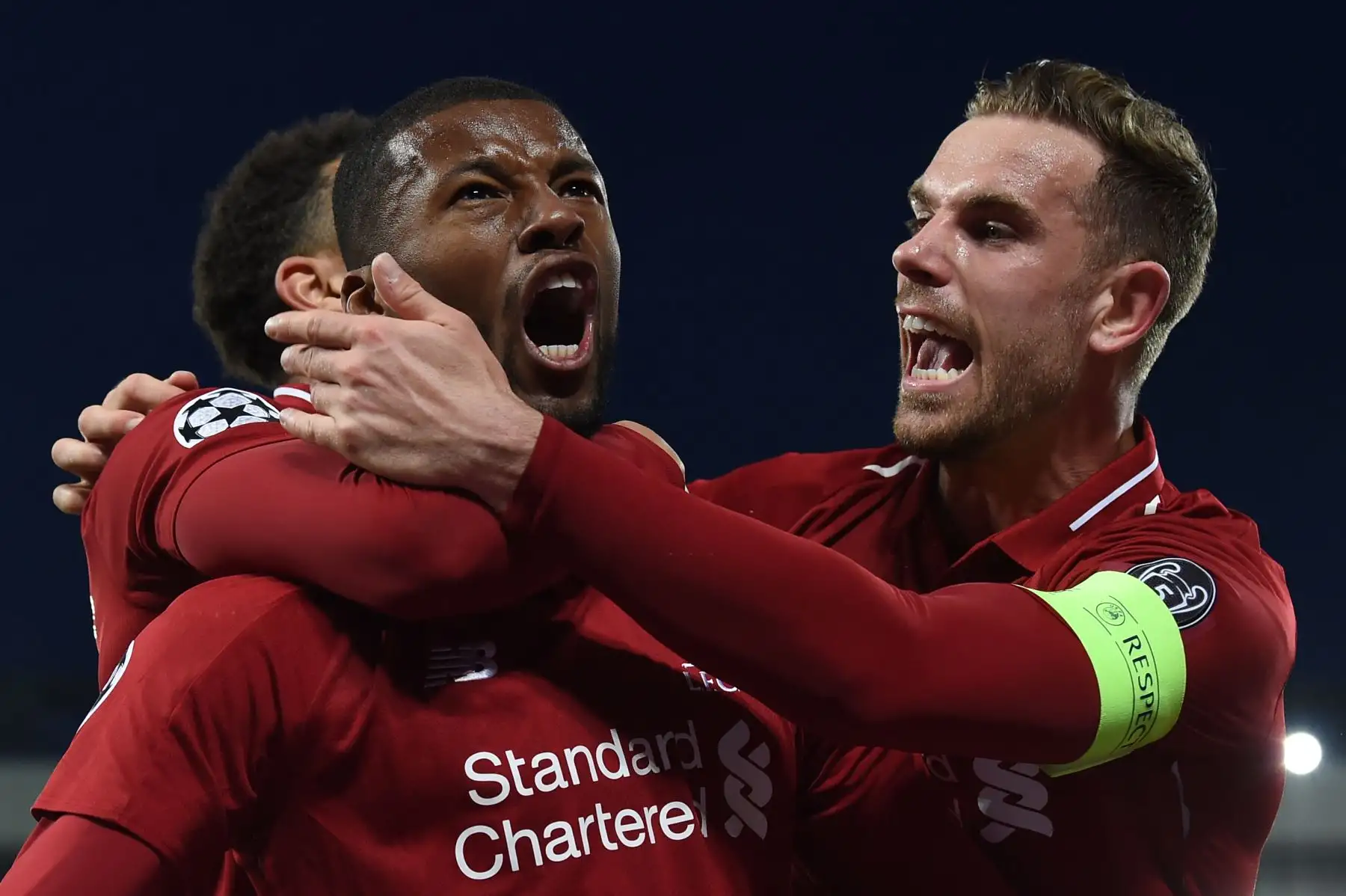 El mediocampista holandés de Liverpool Georginio Wijnaldum (L) celebra con el centrocampista inglés de Liverpool Jordan Henderson luego de anotar su tercer gol durante el partido de fútbol de la segunda etapa de la Liga de Campeones de la UEFA entre Liverpool y Barcelona .
Foto: AFP