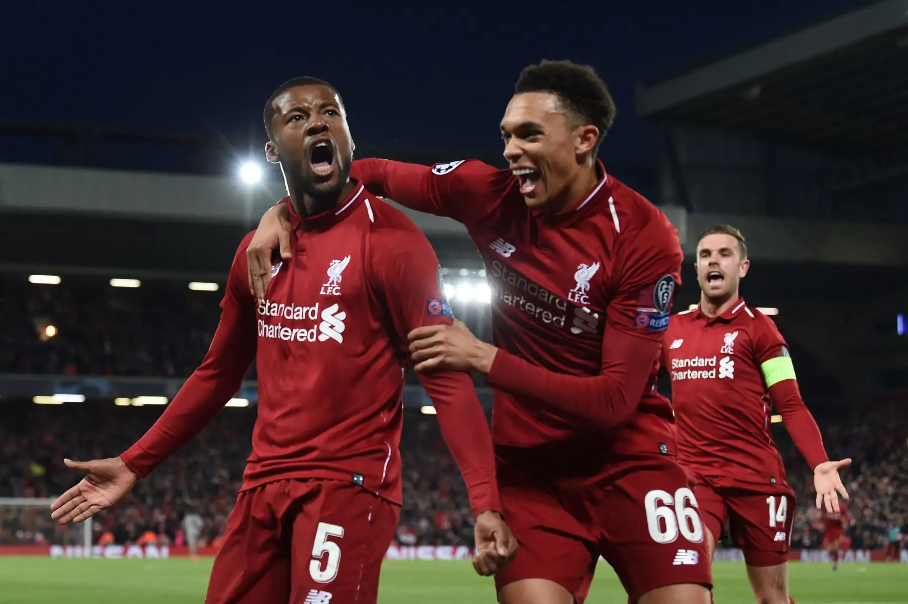 El centrocampista holandés de Liverpool Georginio Wijnaldum (L) celebra con el defensor inglés de Liverpool, Trent Alexander-Arnold (C), y el centrocampista inglés de Liverpool, Jordan Henderson, luego de anotar su tercer gol durante la semifinal de la Liga de Campeones de la UEFA.
Foto:AFP