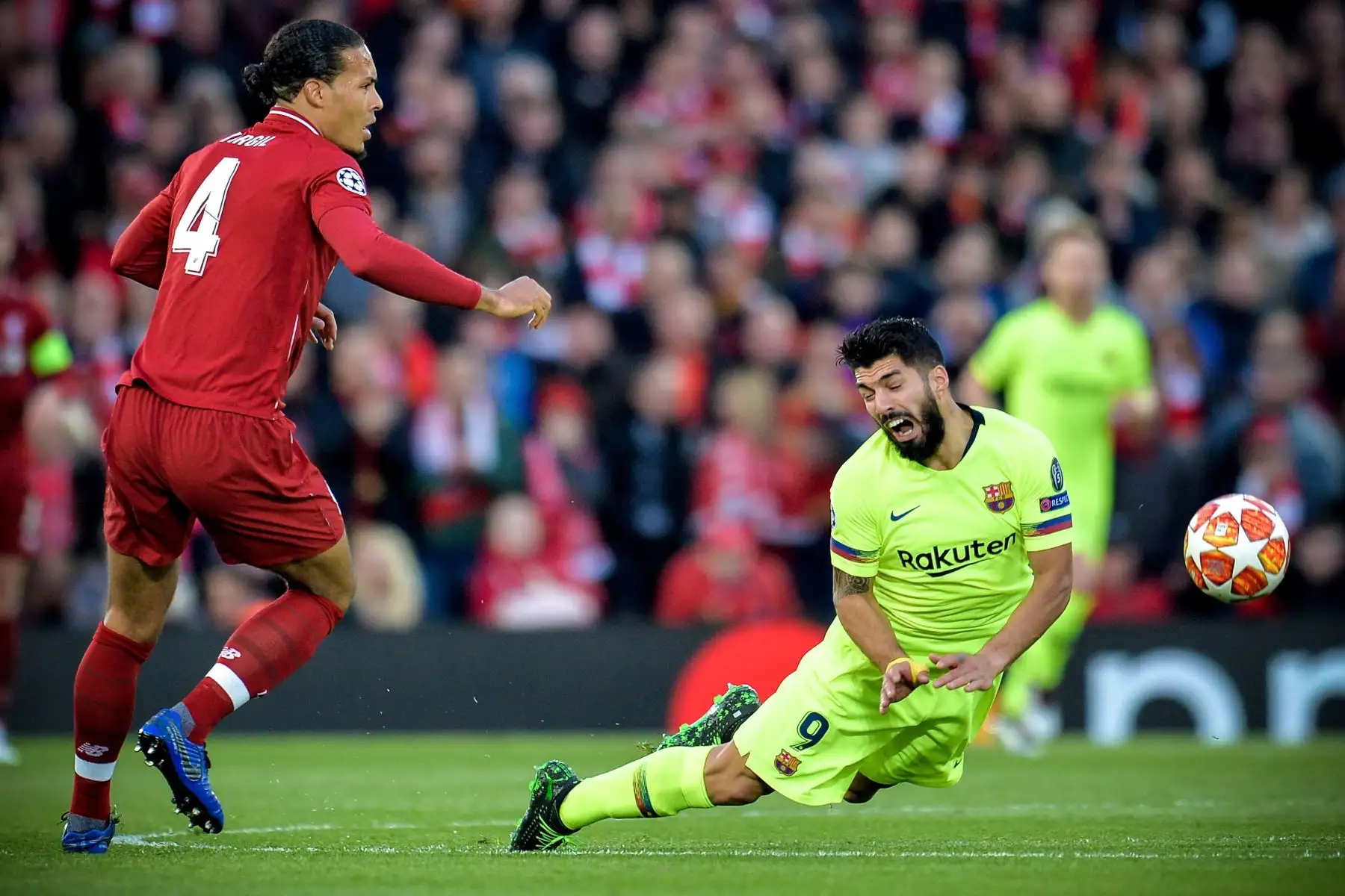Virgil van Dijk (i) del Liverpool en acción contra el Luis Suarez (d) del Barcelona en el juego correspondiente a las semifinales de la Liga de Campeones de la UEFA.
Foto: EFE