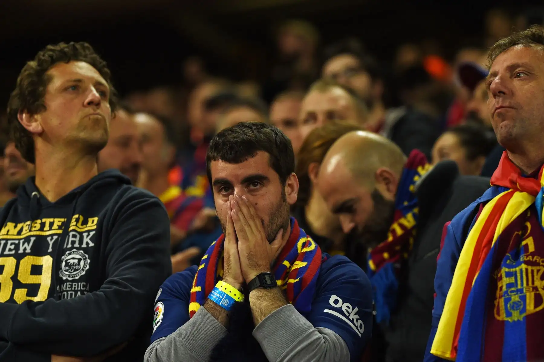 Los fanáticos del Barcelona reaccionan durante el partido de fútbol de la segunda etapa de la UEFA Champions League entre Liverpool y Barcelona.
Foto:AFP