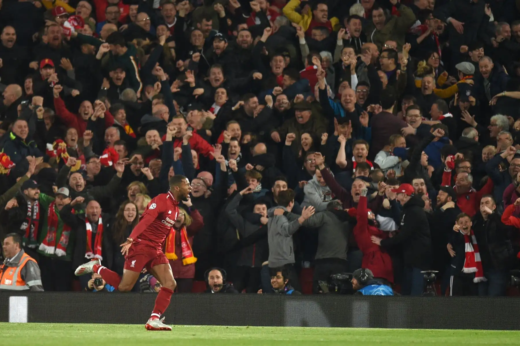 Celebración durante el partido de fútbol de la segunda etapa de la UEFA Champions League entre Liverpool y Barcelona en Anfield en Liverpool, noroeste de Inglaterra.
Foto:AFP