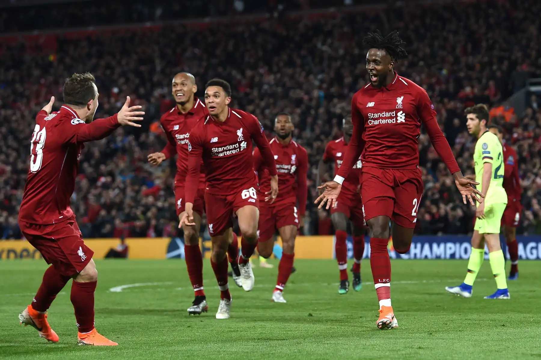 El delantero belga del Liverpool, Divock Origi (R), celebra después de anotar su cuarto gol durante la semifinal de la UEFA Champions League, partido de fútbol de ida entre Liverpool y Barcelona.
Foto:AFP