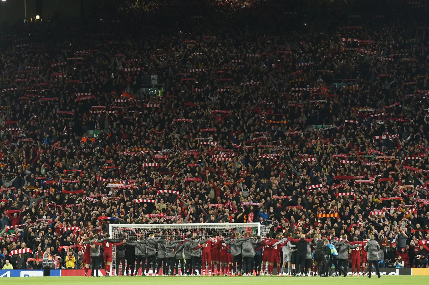 El equipo de la escuadra de Liverpool y el personal de la sala trasera celebran frente al Kop después de ganar la semifinal de la UEFA Champions League, partido de fútbol de la segunda etapa entre el Liverpool y el Barcelona.
Foto:AFP