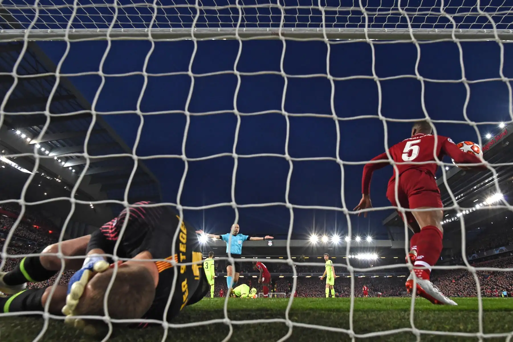 El mediocampista holandés de Liverpool Georginio Wijnaldum celebra después de anotar su segundo gol. Foto: AFP