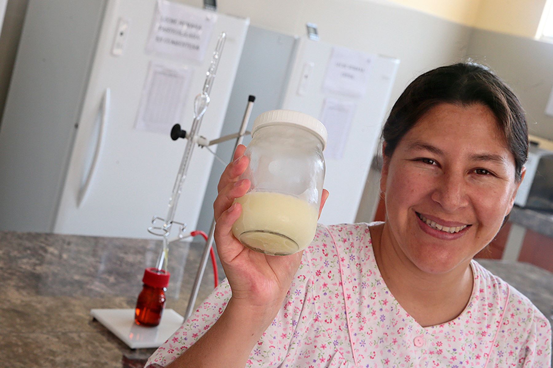 Mamá donadora de leche para salvar vidas de niños prematuros. Foto: ANDINA/ Carlos Lezama