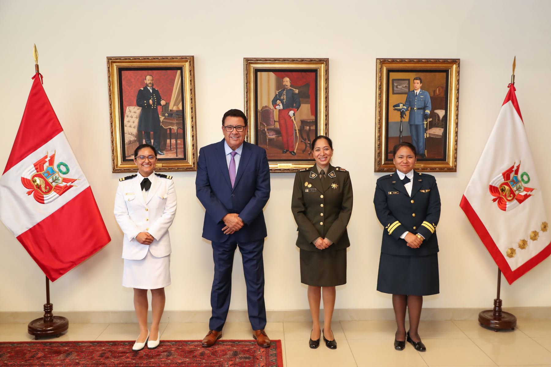 Ministro de Defensa, José Huerta, despide a mujeres militares médicos de las FFAA que viajan a  España a capacitarse en medidas de combate.