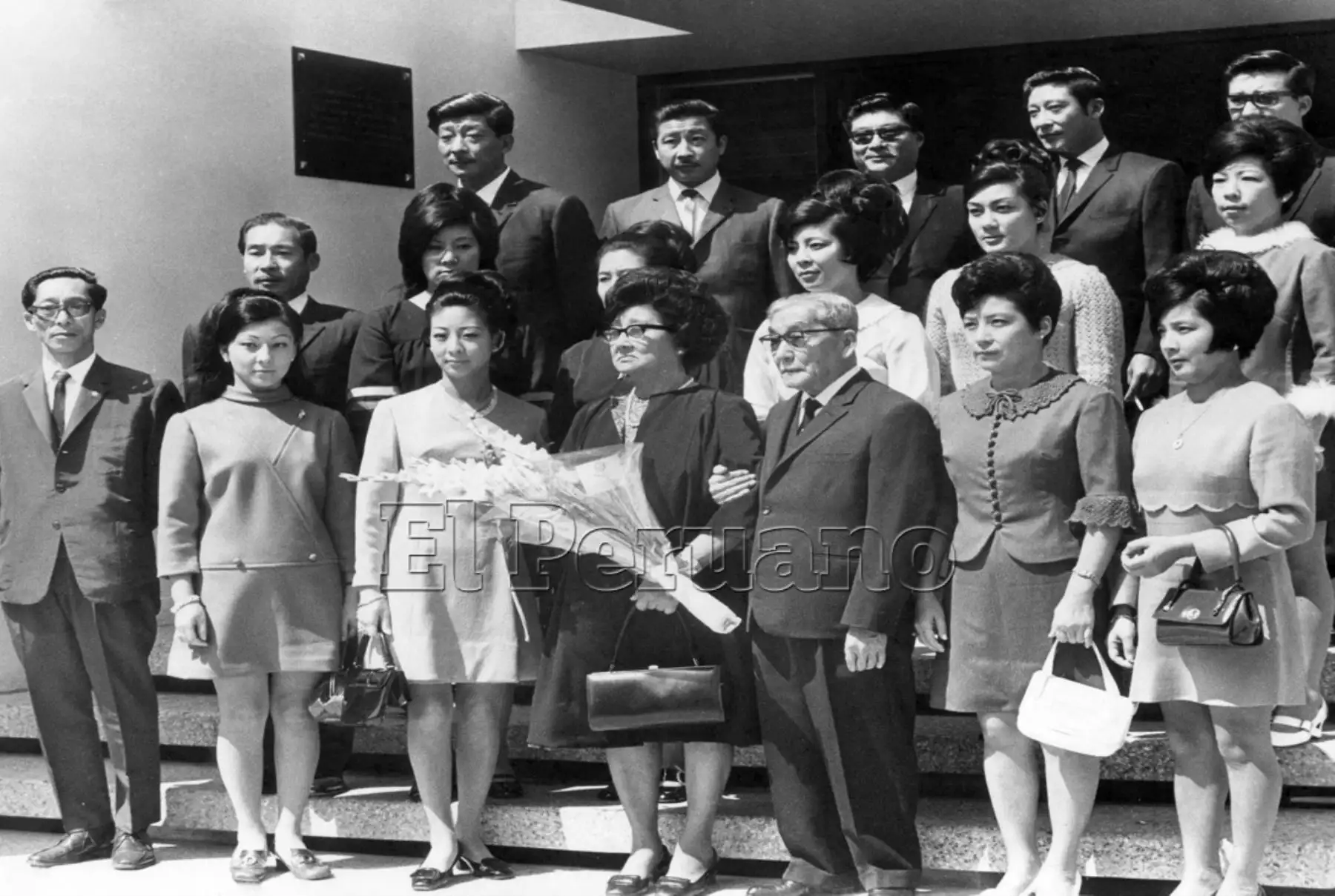 Lima - 9 mayo 1970 / Señora Victoria Luyo posa con sus 16 hijos, ella fue elegida Madre Peruana en1970,  en el marco de las celebraciones por el Día de La Madre.
Foto: ANDINA/Archivo diario el Peruano