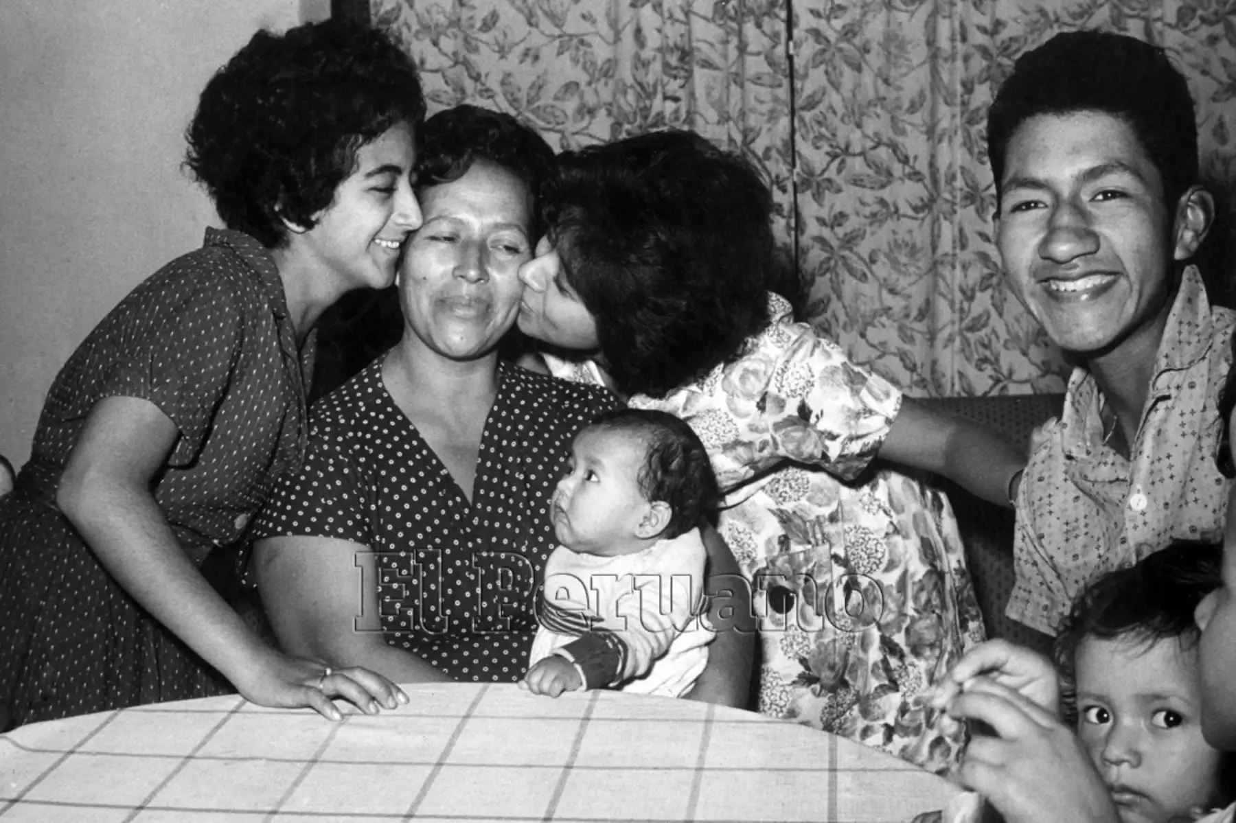 Lima - 12 mayo 1962 / Emma Ortecho de Cisneros, a sus 42 años de edad sería una  madre prolífica, pues tiene diciocho hijos vivos, la mayor de sus hijas tiene 25 años y la última apenas 4 meses. Como un anticipo al Día de la Madre, las dos hijas mayores besan en la mejilla, a la autora de sus días.
Foto:Archivo Diario el Peruano
