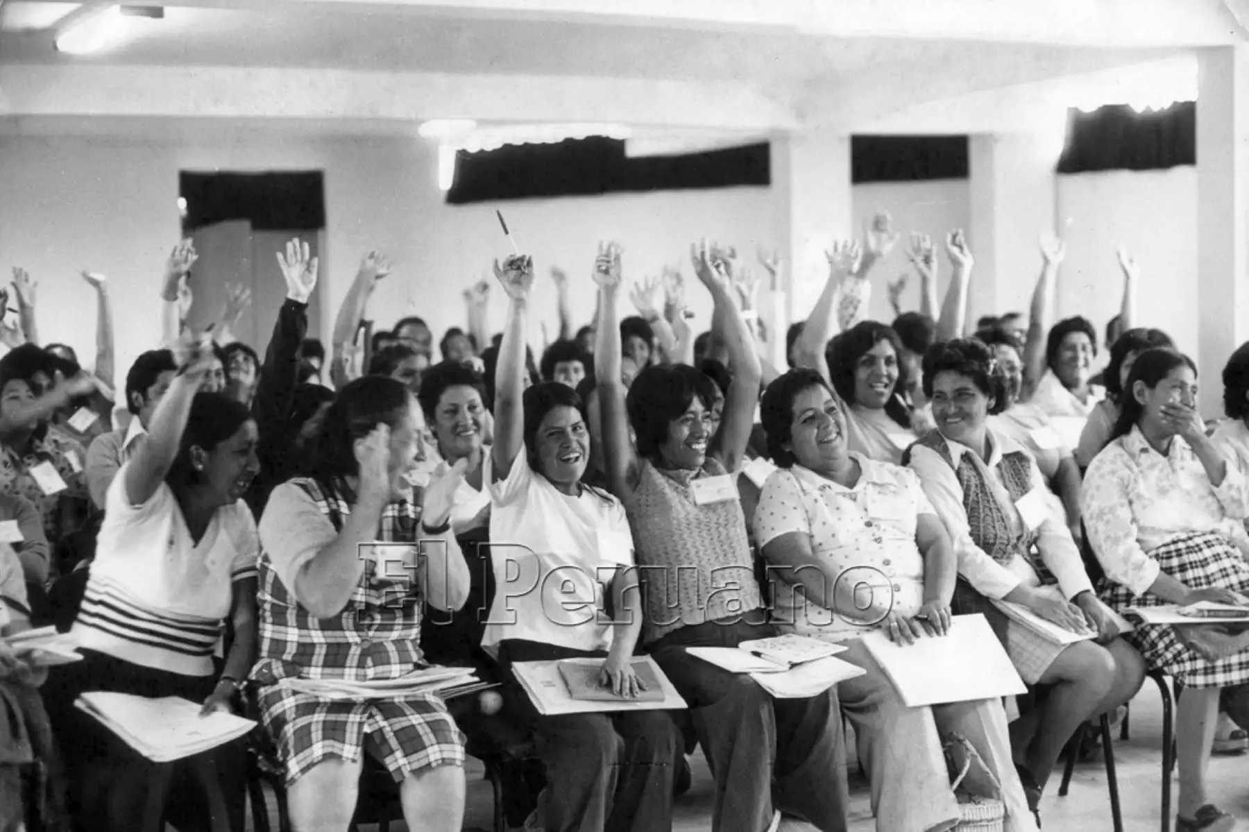 Lima - 4 mayo 1976 / Celebración del Dia de la Madre en la JAN (Junta de Asistencia Nacional).en la Primera convención con los representantes de 31 Pueblos Jóvenes de Lima y Callao. 
Foto:Archivo diario El Peruano