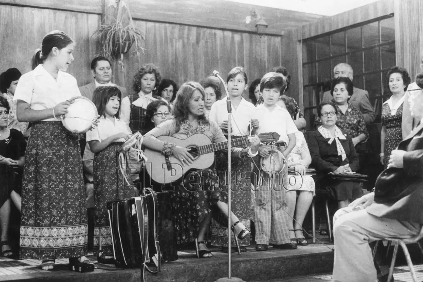 Lima - 6 mayo 1979 / Coro infantil anima homenaje en la celebración del Día de la Madre. 
Foto:Archivo diario El Peruano