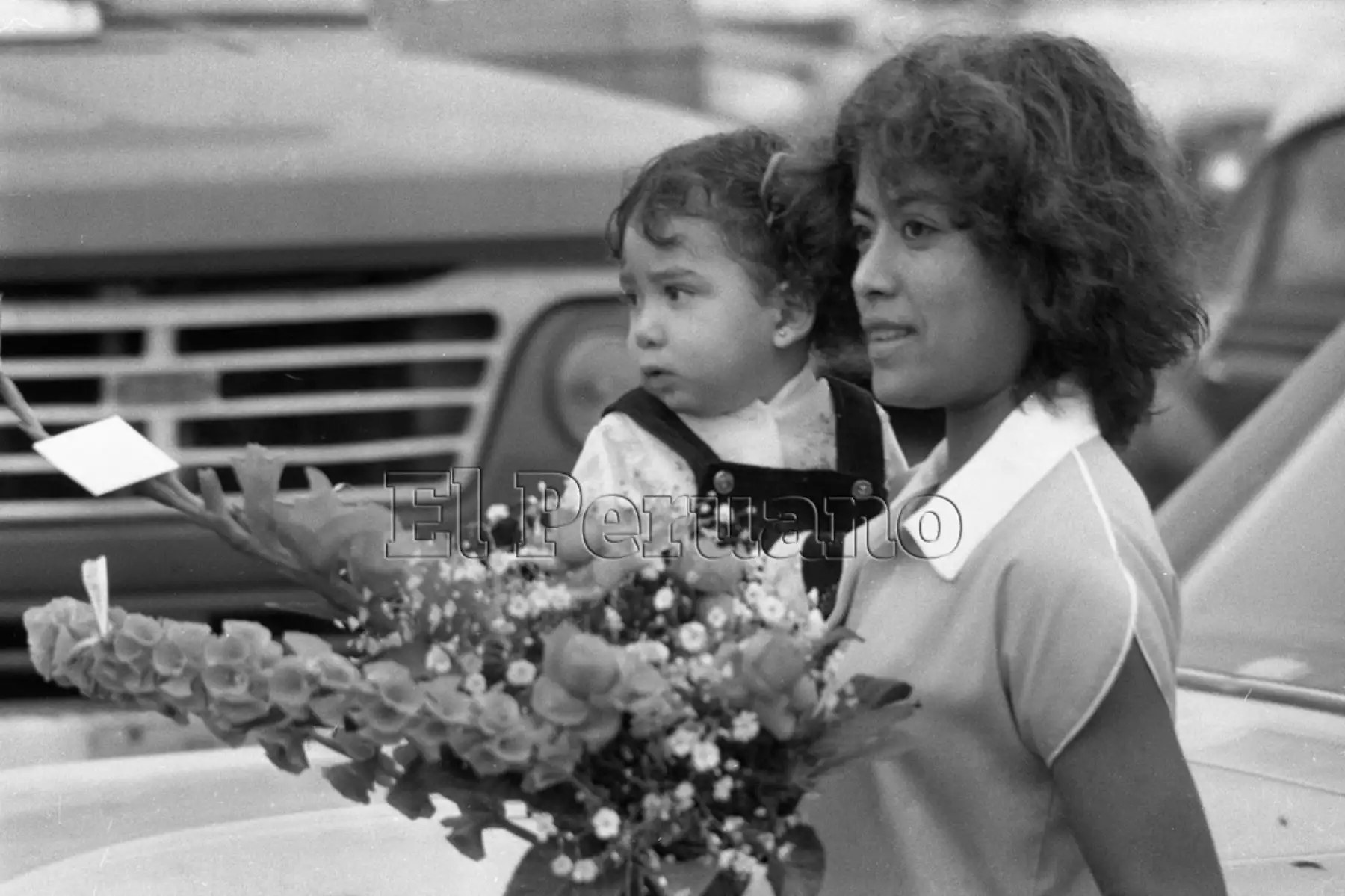 Lima - 10 mayo 1981 / Una joven mujer y su pequeña hija llevando un ramo de flores para entregarlo como un presente en la celebración del Día de la Madre.
Foto:Archivo diario el Peruano