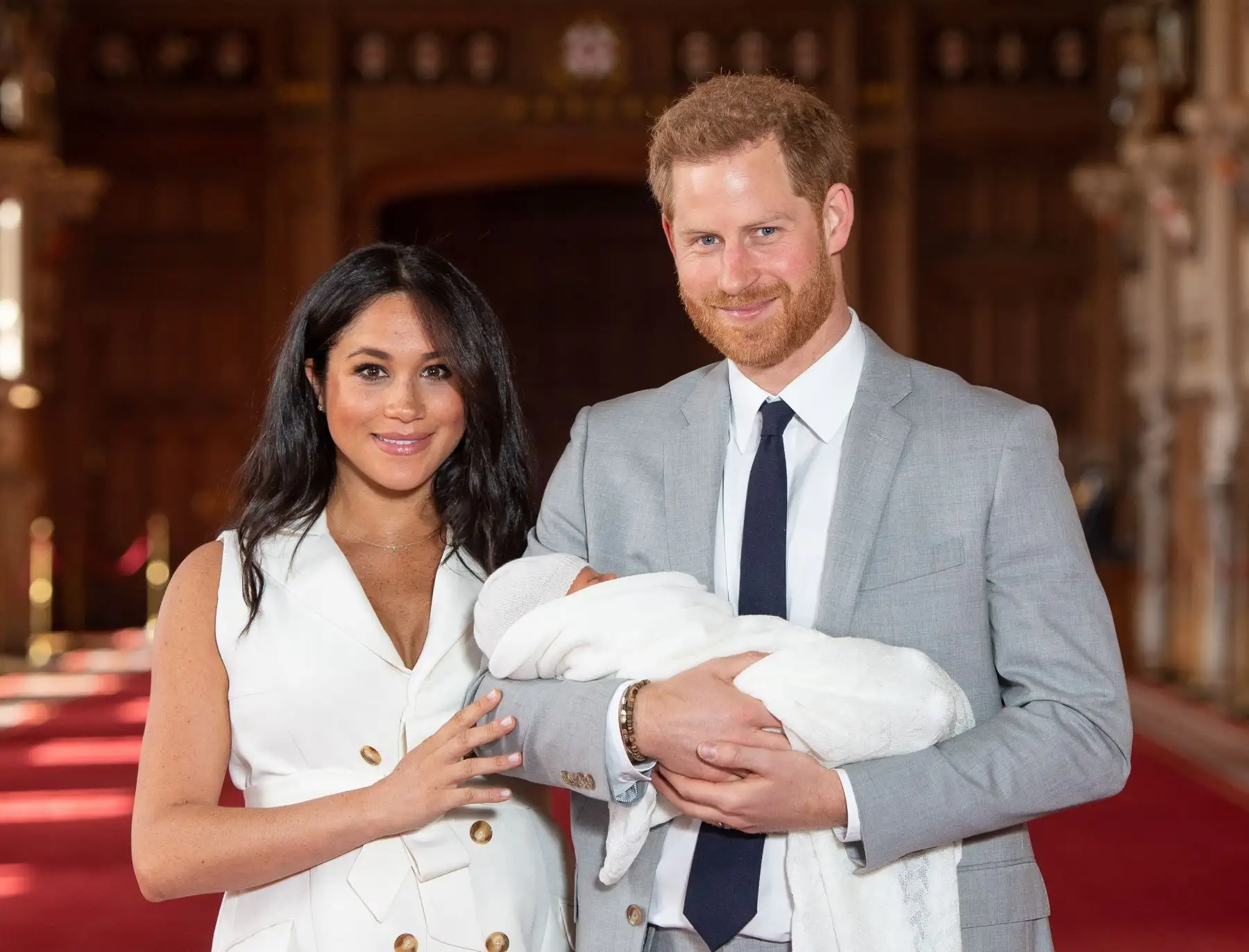 Príncipe Harry y Meghan Markle presentan su bebé al mundo. Foto: AFP