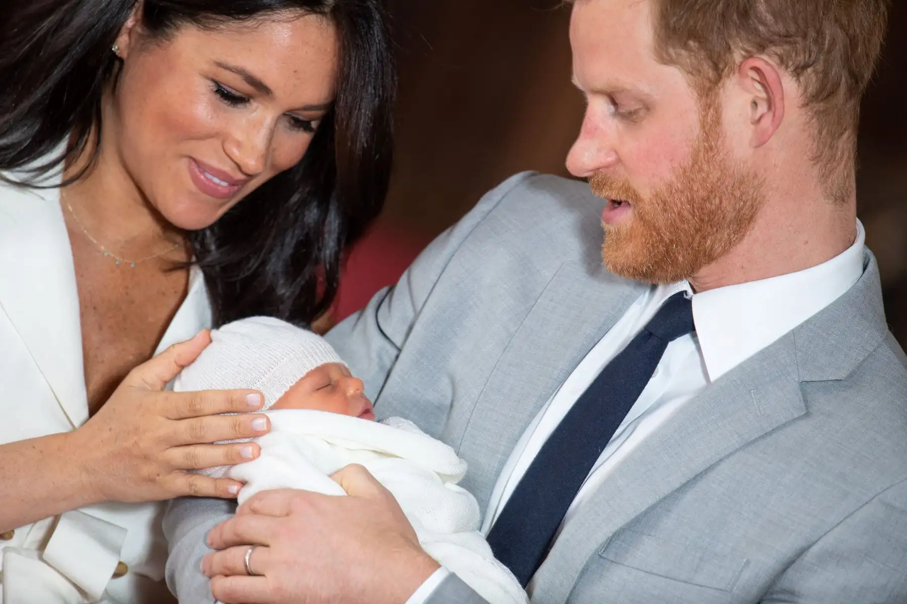 Príncipe Harry y Meghan Markle presentan su bebé al mundo. Foto: AFP