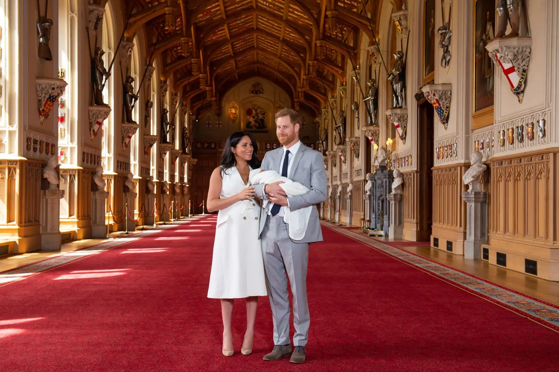 Príncipe Harry y Meghan Markle presentan su bebé al mundo. Foto: AFP