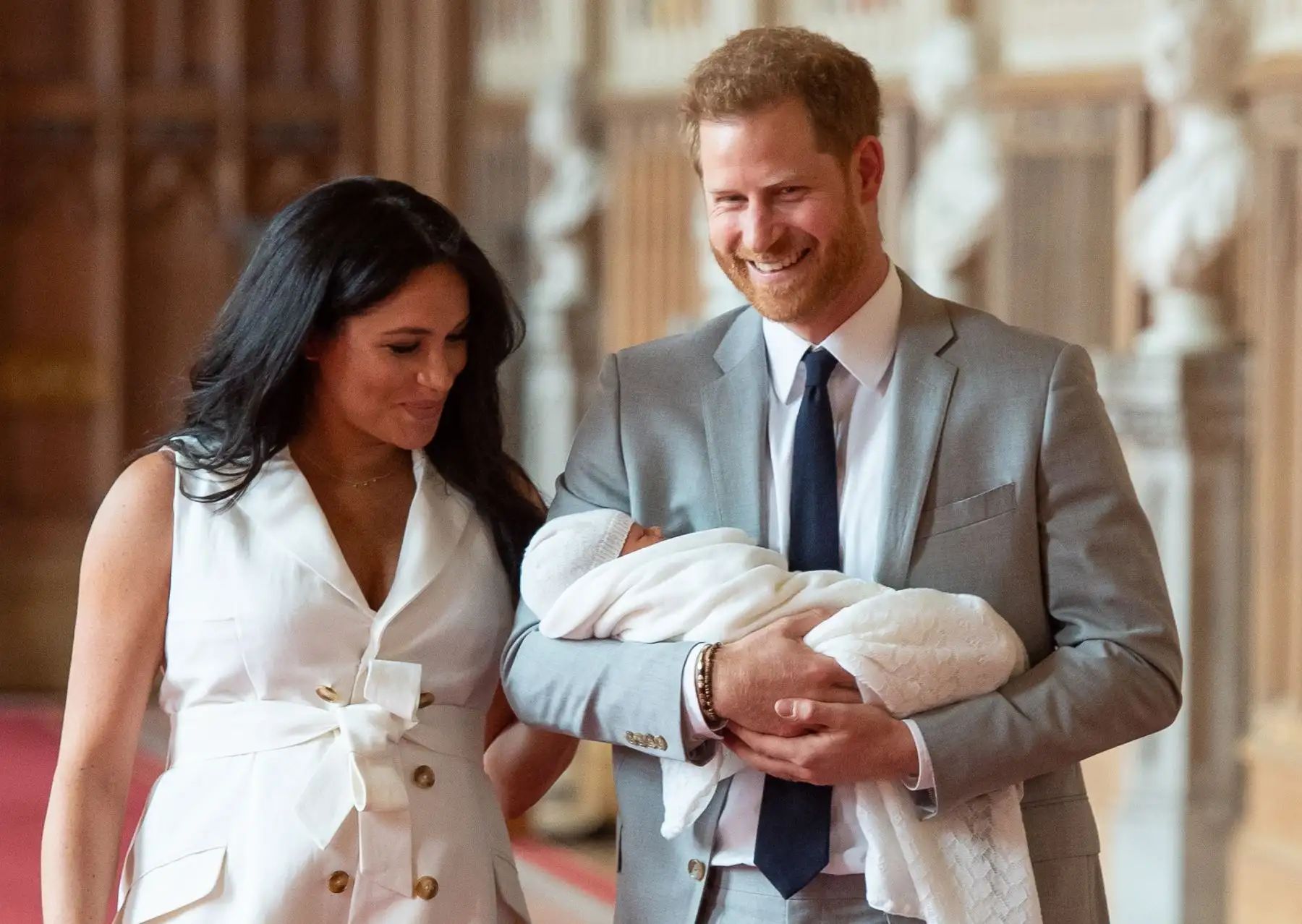 Príncipe Harry y Meghan Markle presentan su bebé al mundo. Foto: AFP