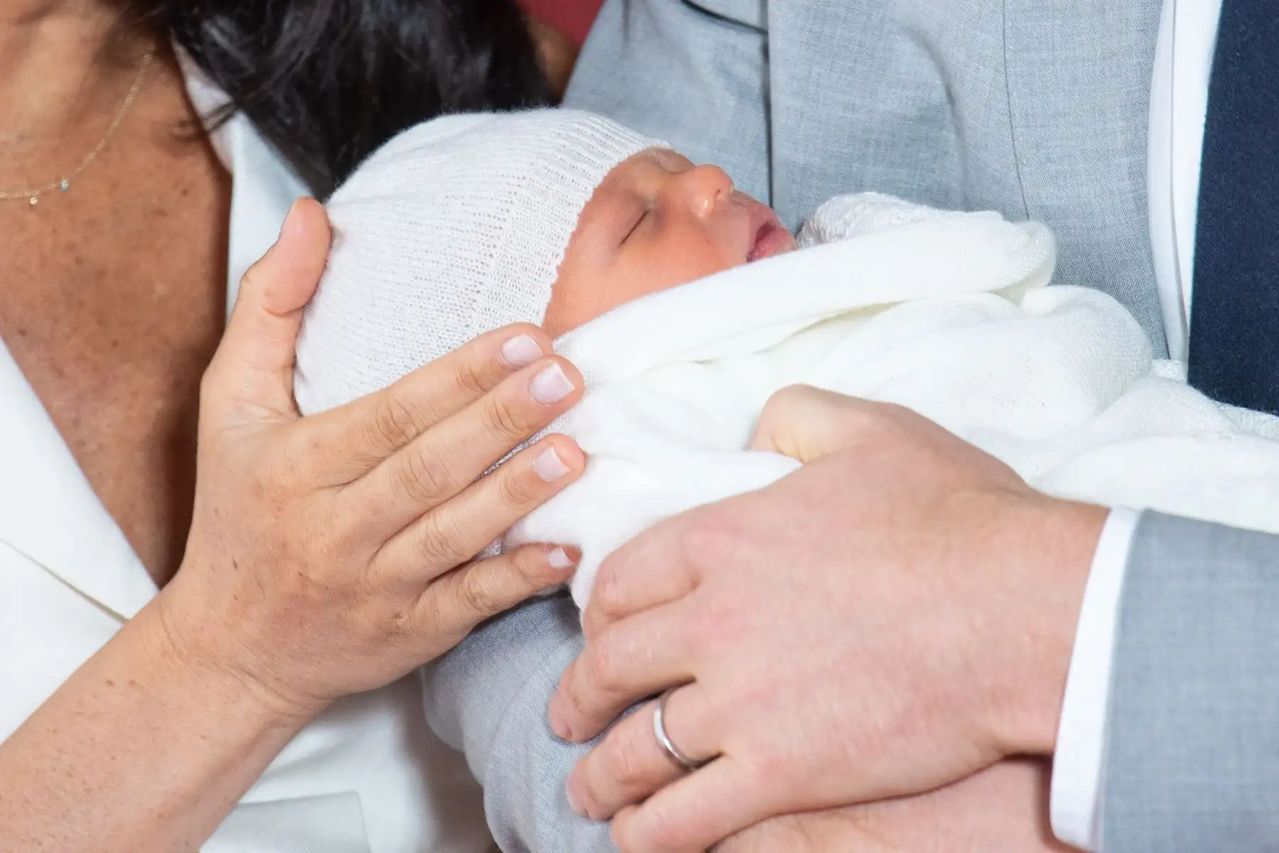 Príncipe Harry y Meghan Markle presentan su bebé al mundo. Foto: AFP