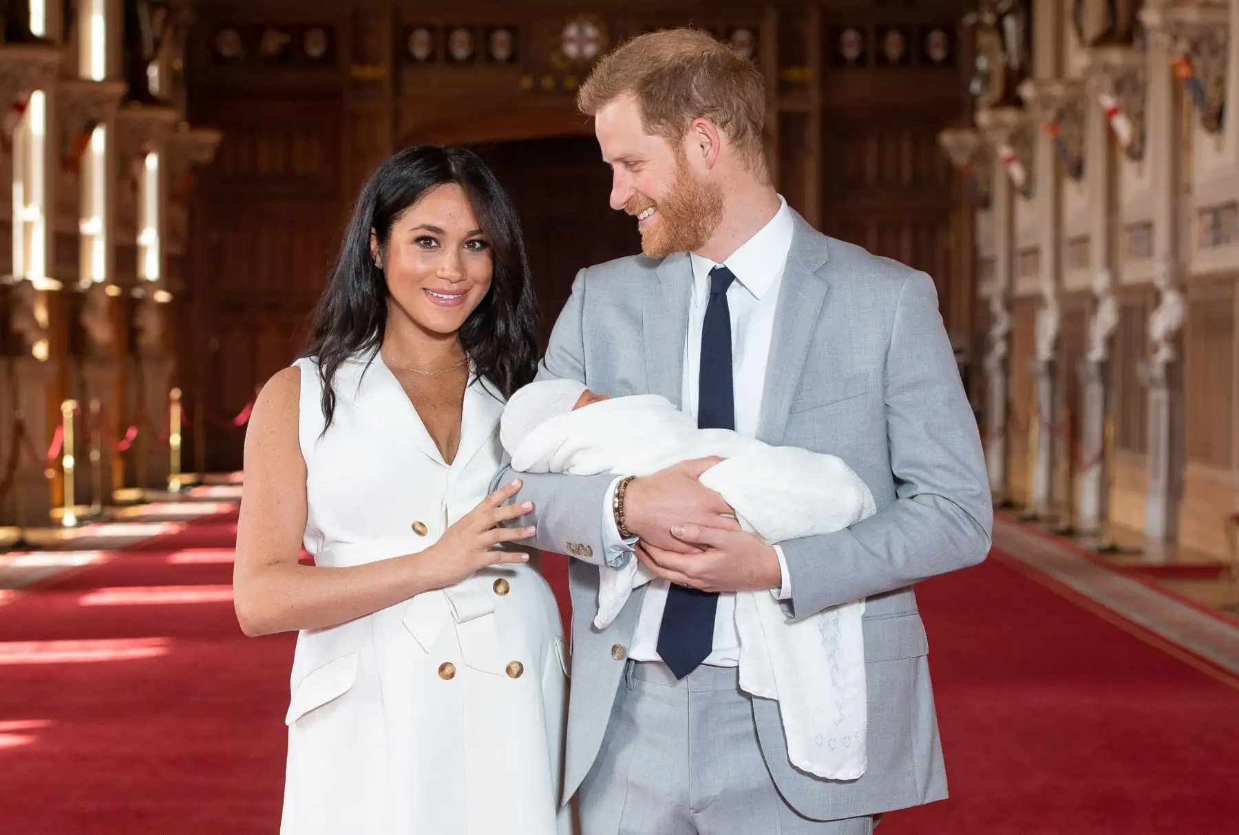 Príncipe Harry y Meghan Markle presentan su bebé al mundo. Foto: AFP