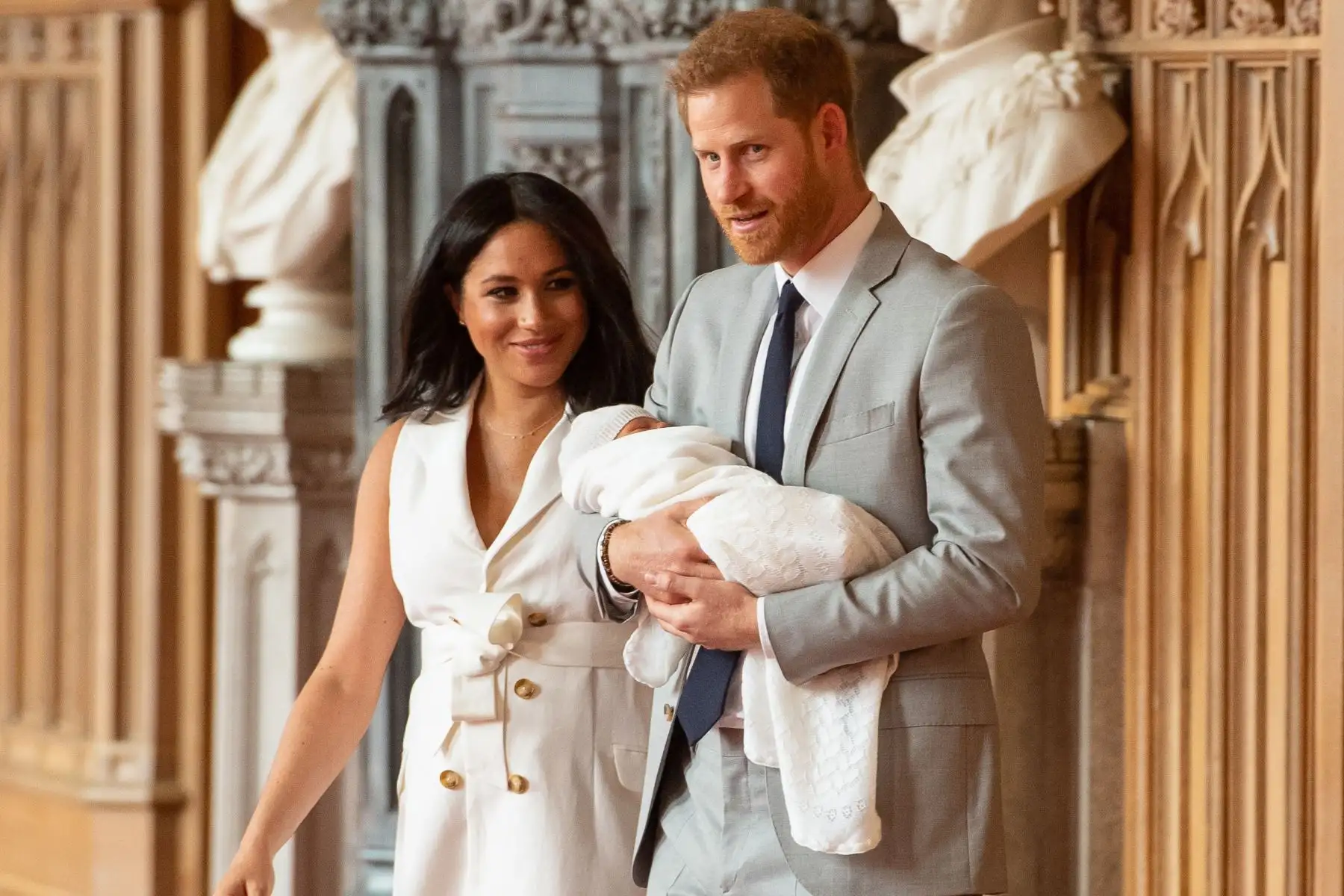 Príncipe Harry y Meghan Markle presentan su bebé al mundo. Foto: AFP