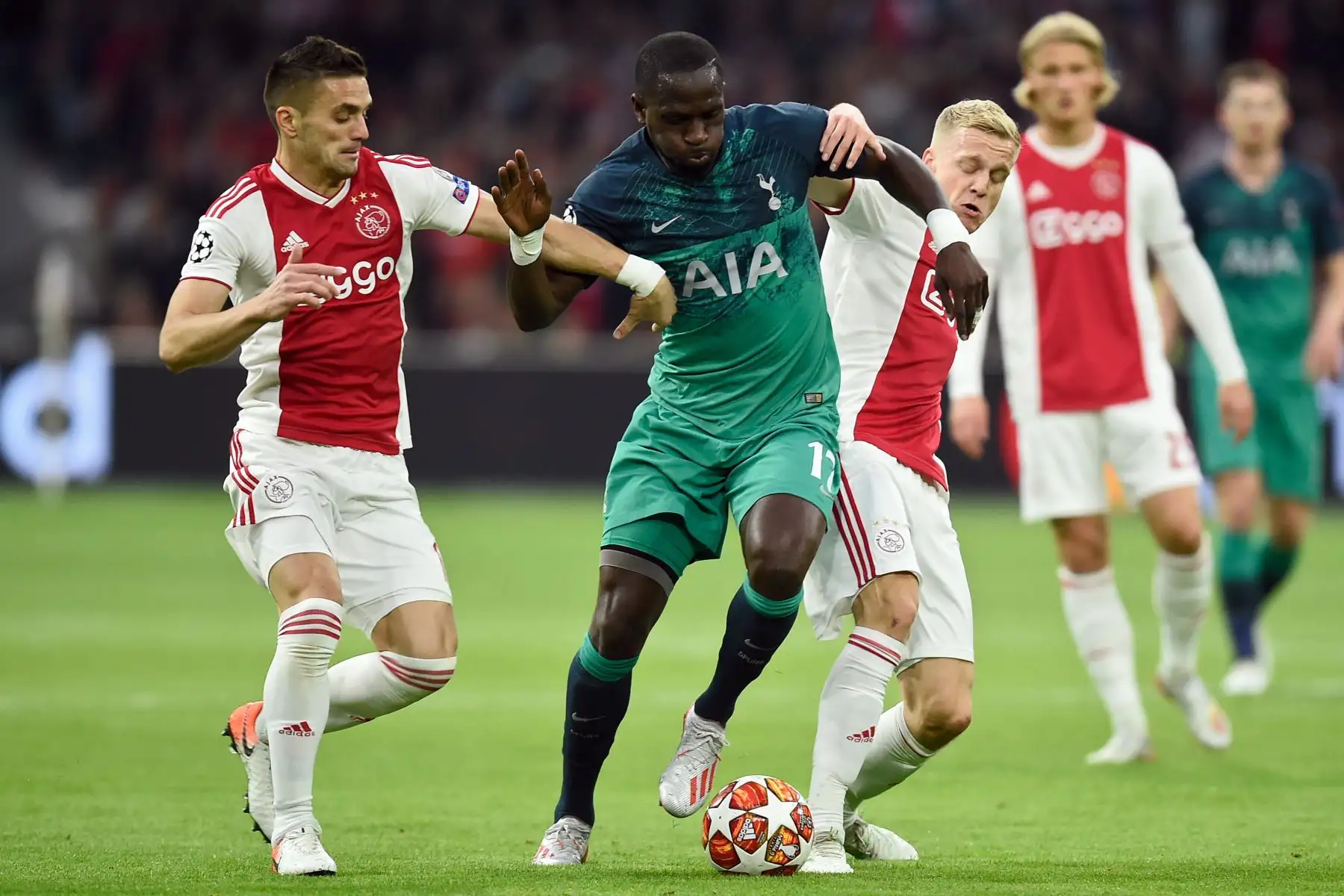 El mediocampista francés del Tottenham Moussa Sissoko (C) compite con el delantero serbio del Ajax, Dusan Tadic (L), y el mediocampista holandés del Ajax, Donny van de Beek, durante la semifinal de la UEFA Champions League.
Foto:AFP
