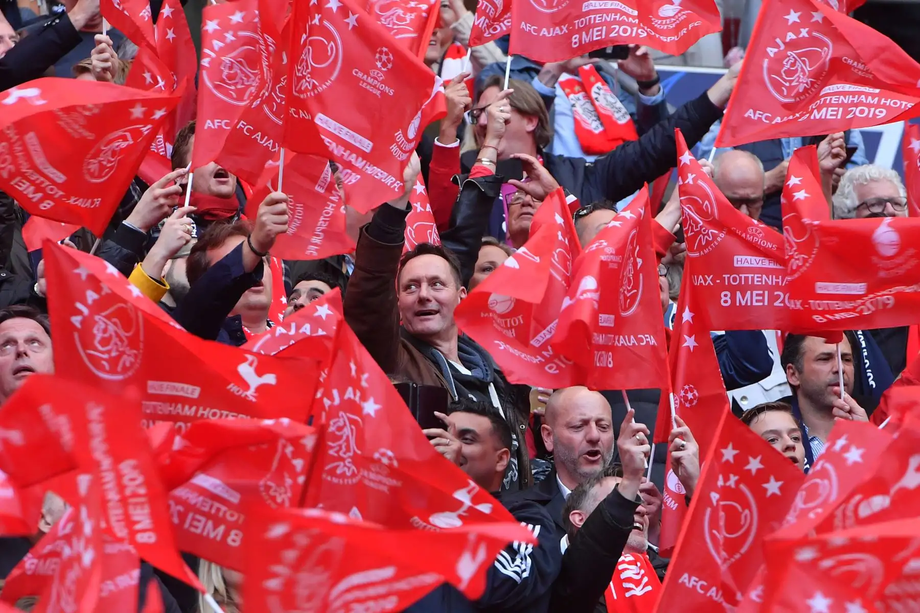 Aficionados al Ajax aplauden durante el partido de fútbol de la segunda etapa de la UEFA Champions League entre Ajax Amsterdam y Tottenham.
Foto:AFP