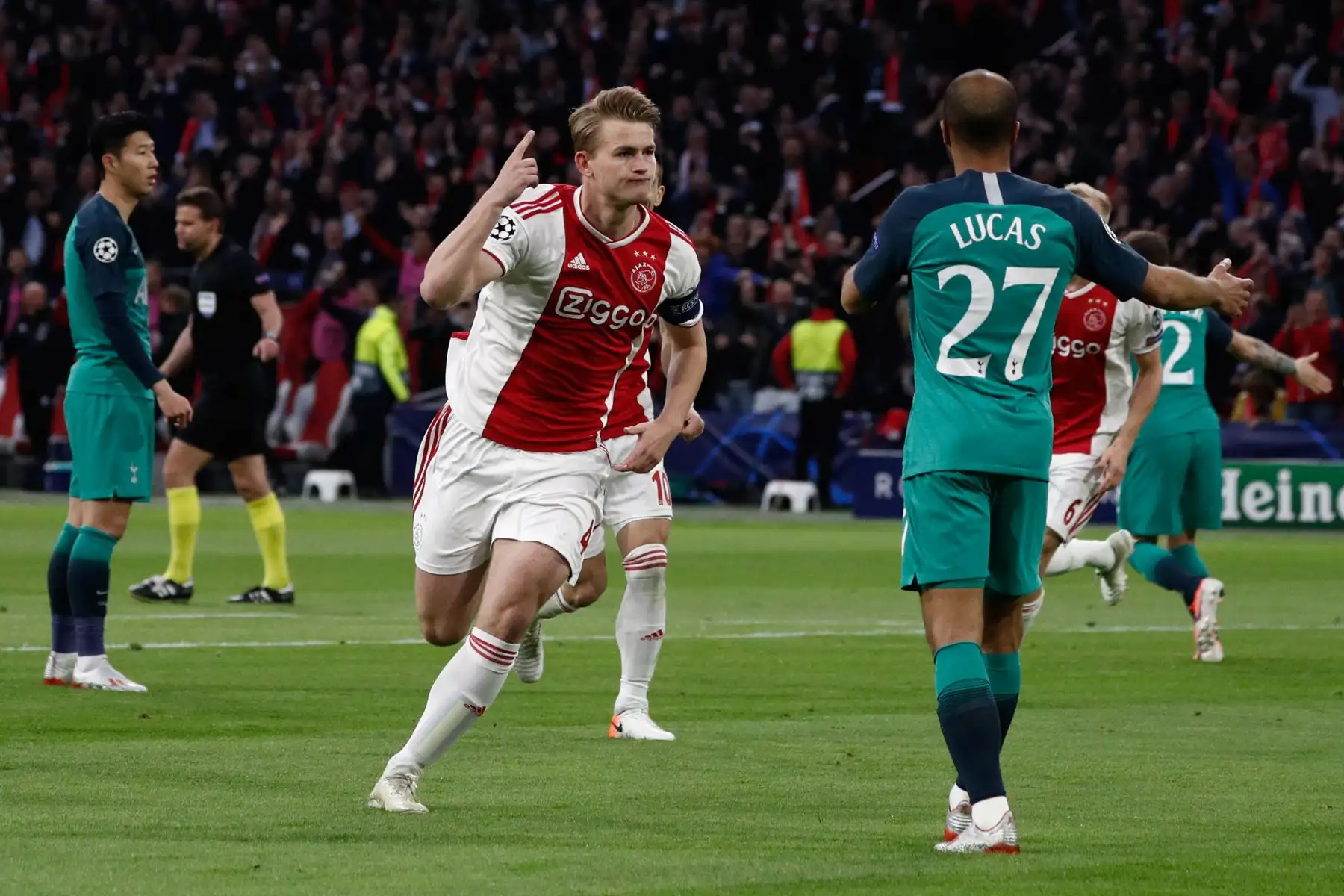 El defensor holandés del Ajax, Matthijs de Ligt, celebra después de marcar un gol durante la semifinal de la UEFA Champions League en el partido de fútbol de ida entre Ajax Amsterdam y Tottenham.
Foto:AFP
