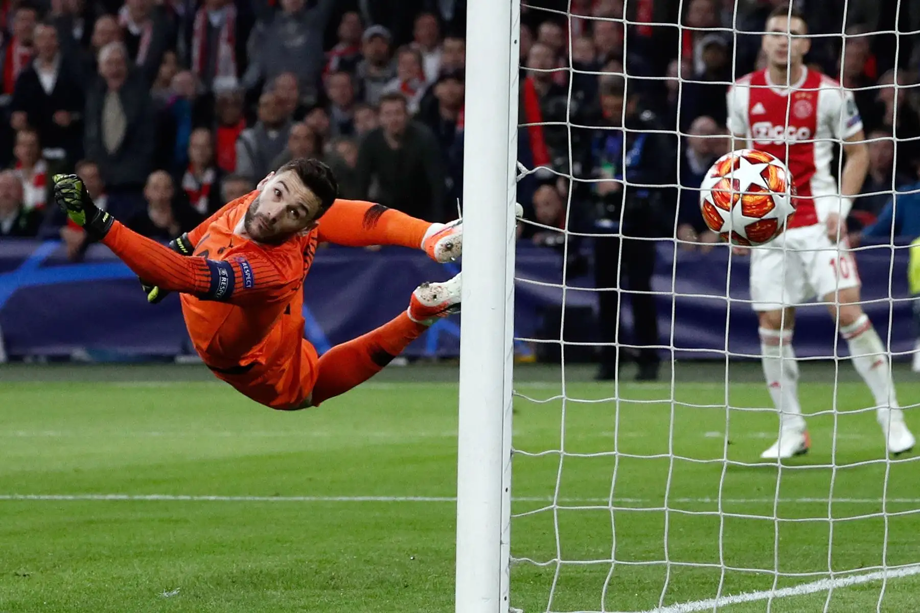 El portero francés del Tottenham, Hugo Lloris, concede un gol durante las semifinales de la Liga de Campeones de la UEFA Champions League entre el Ajax Amsterdam y el Tottenham.
Foto:AFP