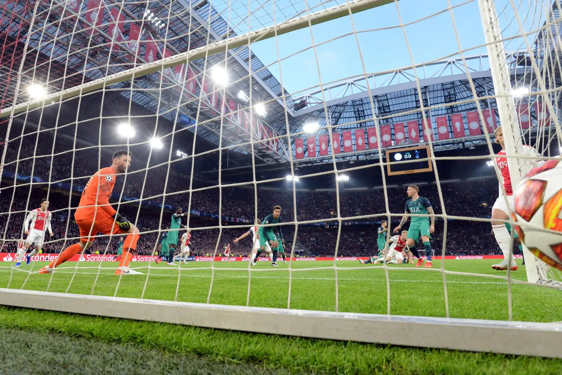 El portero francés del Tottenham, Hugo Lloris (L), concede un gol durante el partido de fútbol de la segunda etapa de la UEFA Champions League entre el Ajax Amsterdam y el Tottenham.
Foto:AFP
