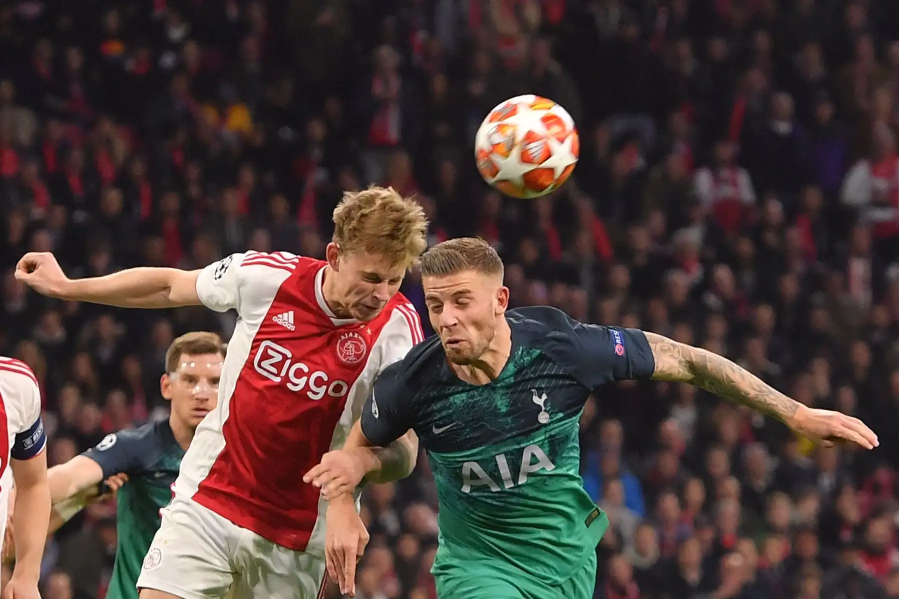 La centrocampista holandesa de Ajax, Frenkie de Jong (L), encabeza el balón al lado del defensa belga de Tottenham Toby Alderweireld durante el partido de fútbol de la segunda etapa de la UEFA Champions League entre Ajax Amsterdam y Tottenham.
Foto:AFP