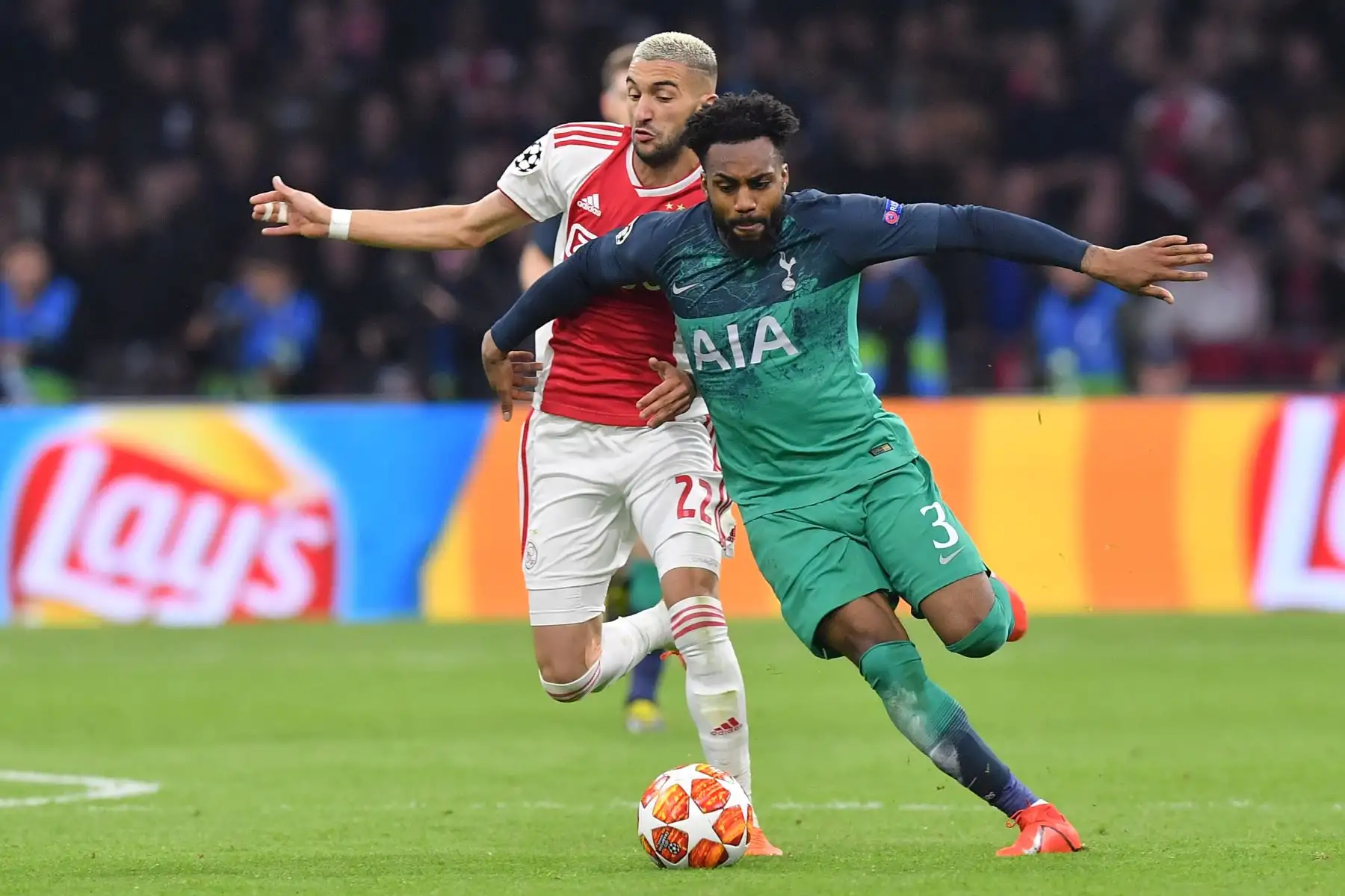 El mediocampista marroquí del Ajax, Hakim Ziyech (L) compite con el defensor inglés del Tottenham, Danny Rose, durante la semifinal de fútbol de la UEFA Champions League entre Ajax Amsterdam y Tottenham .Foto:AFP