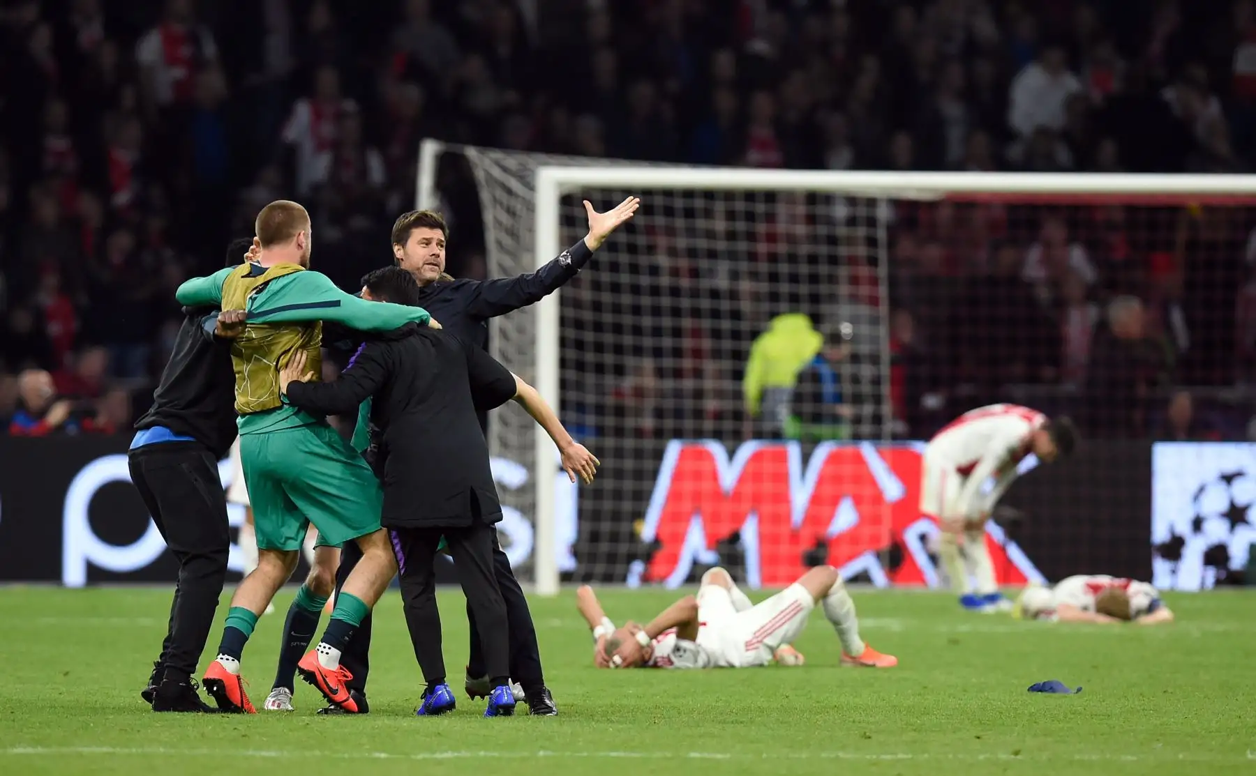 El entrenador argentino del Tottenham, Mauricio Pochettino (L), celebra junto a los jugadores del Ajax que reaccionan en el suelo, luego de que el Tottenham ganara la semifinal de la UEFA Champions League en el partido de fútbol de la segunda etapa contra el Ajax.
Foto:AFP