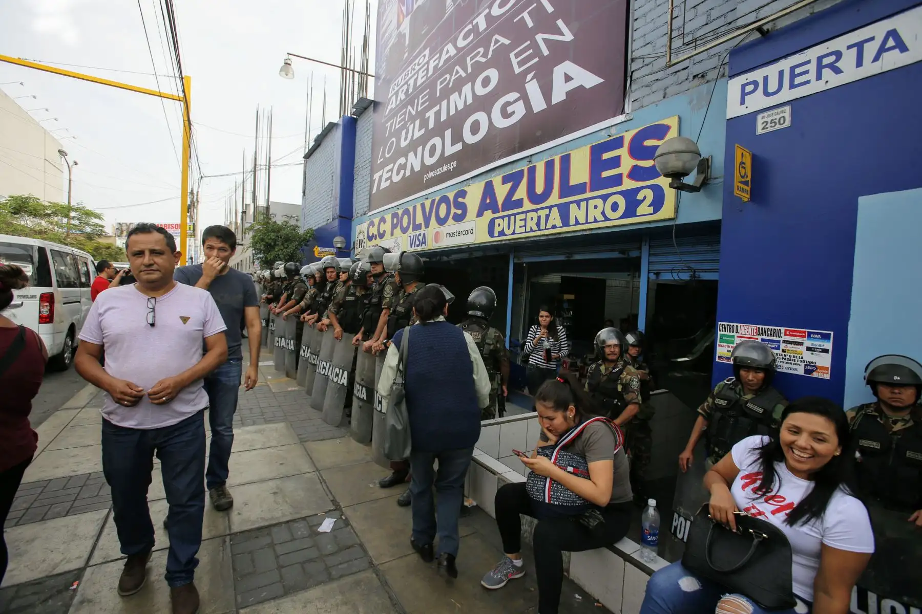 Municipalidad de La Victoria realizó operativo contra la piratería en Polvos Azules.
Foto: ANDINA/Nathalie Sayago