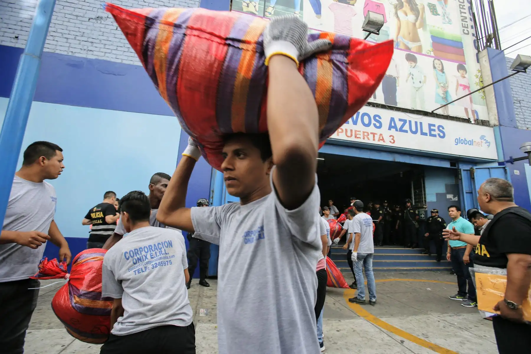 Municipalidad de La Victoria realizó operativo contra la piratería en Polvos Azules.
Foto: ANDINA/Nathalie Sayago