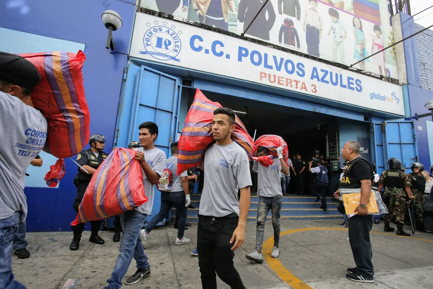 Municipalidad de La Victoria realizó operativo contra la piratería en Polvos Azules.
Foto: ANDINA/Nathalie Sayago
