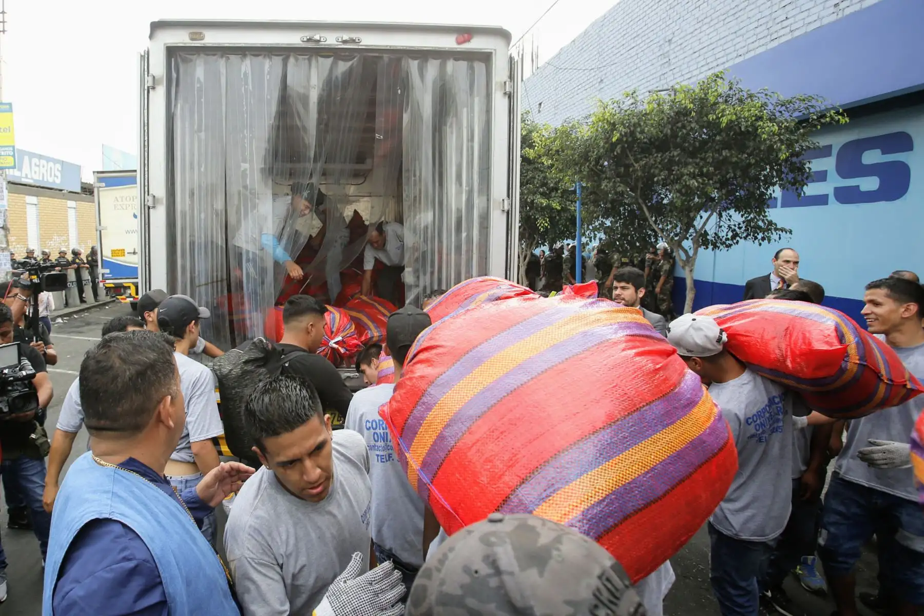 Municipalidad de La Victoria realizó operativo contra la piratería en Polvos Azules.
Foto: ANDINA/Nathalie Sayago