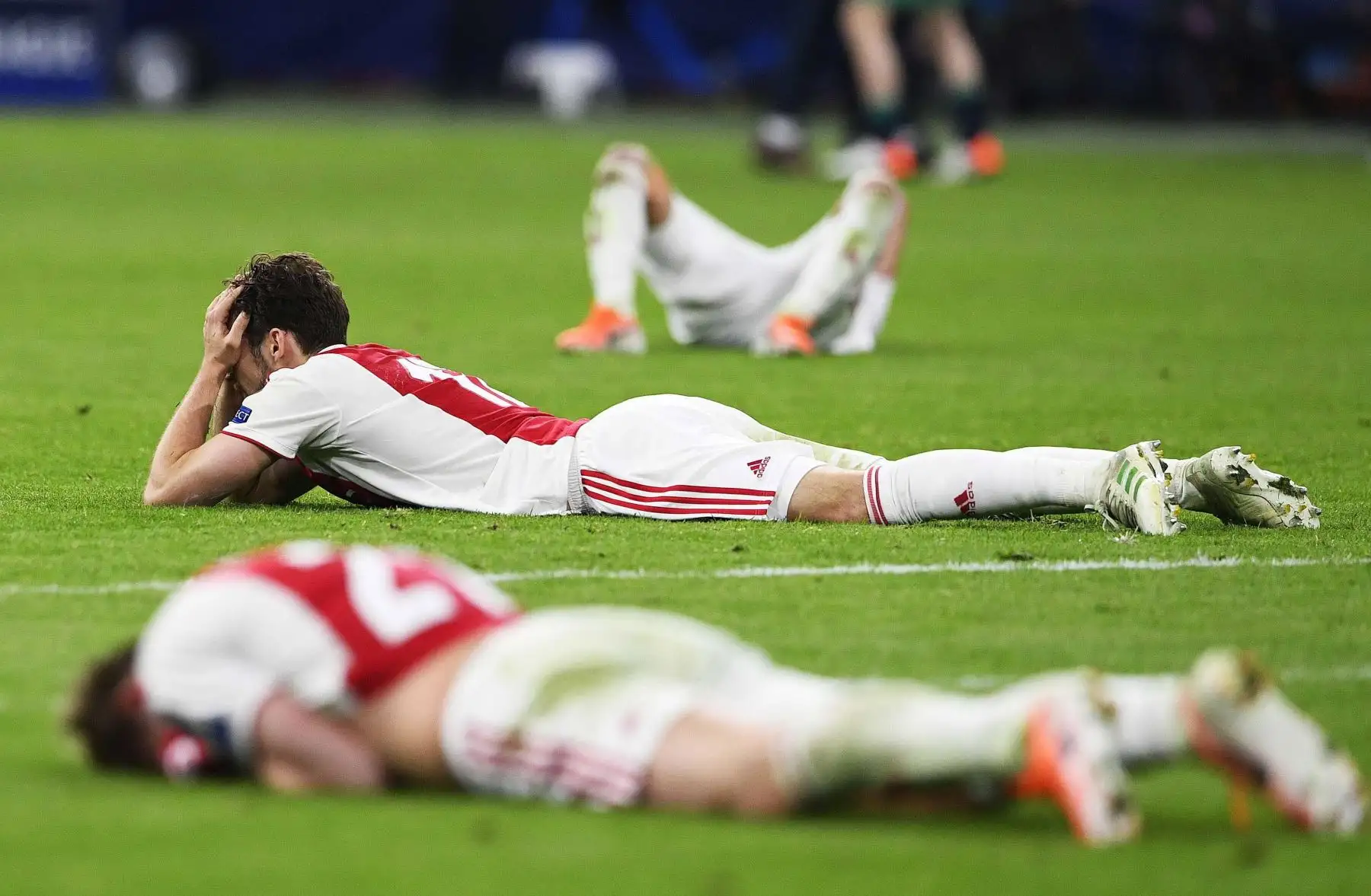 Jugadores de Ajax se lamentan al quedar fuera de la Liga de Campeones al final del partido de la semifinal de la Liga de Campeones entre Ajax  y Tottenham.
Foto:AFP