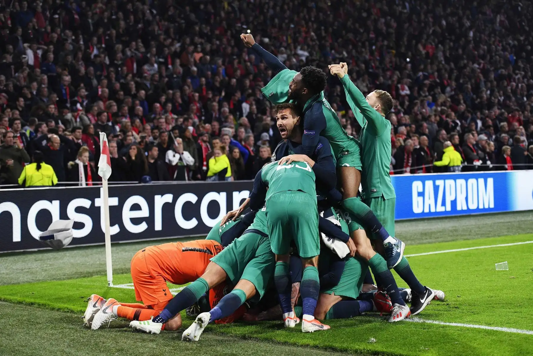 Jugadores de Tottenham celebran su paso a la final de la Liga de Campeones luego del partido de la semifinal de la Liga de Campeones entre Ajax y Tottenham.
Foto:AFP
