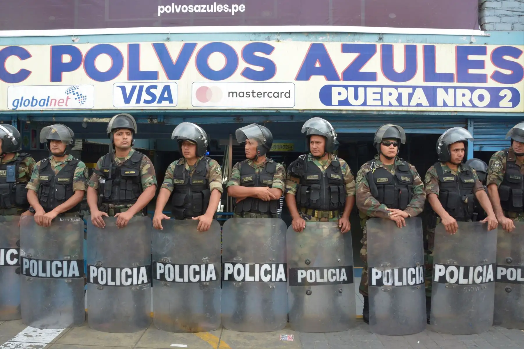 Municipalidad de La Victoria realizó operativo contra la piratería en Polvos Azules.  
Foto: ANDINA