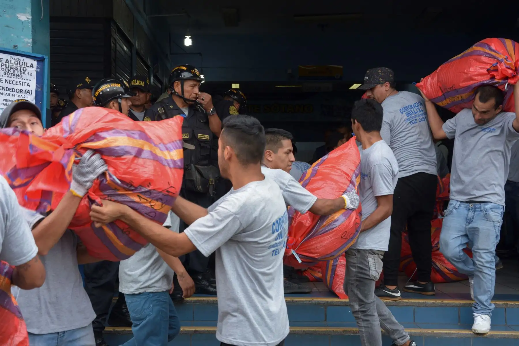 Municipalidad de La Victoria realizó operativo contra la piratería en Polvos Azules. Foto: ANDINA