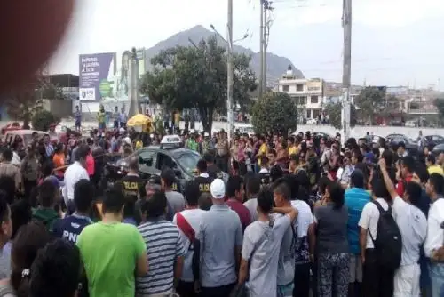 Tres personas fueron asesinadas esta tarde por sicarios, cuando se encontraban a bordo de un vehículo en la intersección conocida como el Cruce de la Muerte, ubicada en el distrito de La Esperanza, provincia de Trujillo, región La Libertad.