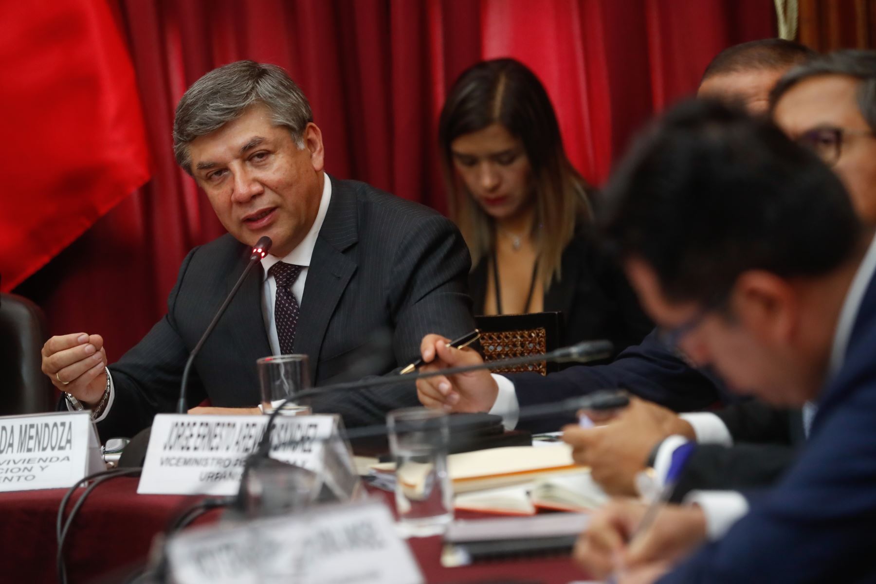 El titular del MVCS, Miguel Estrada, expuso ante la Comisión de Vivienda y Construcción del Congreso de la República.