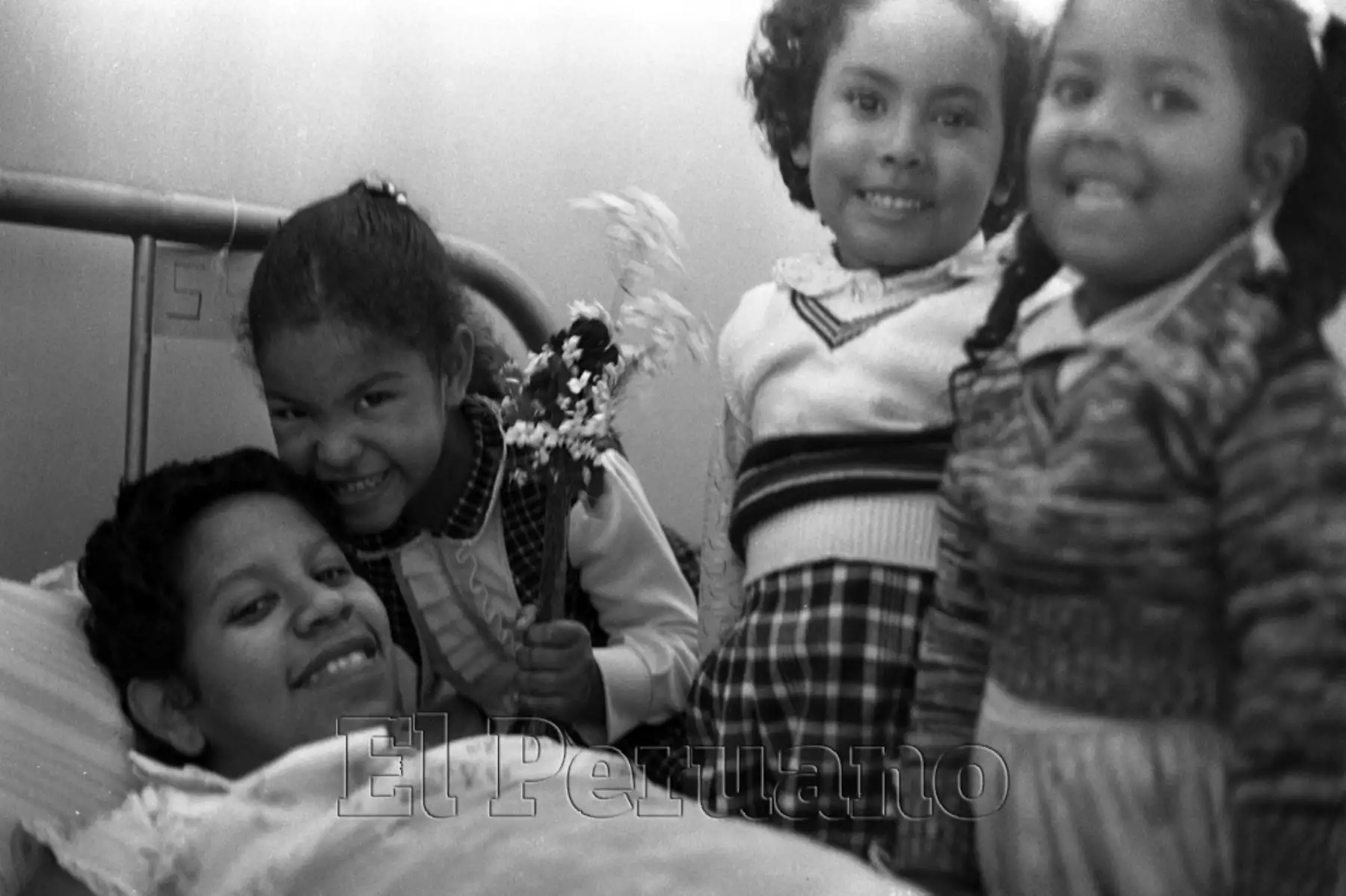 Lima - 13 mayo 1984 / Pequeñas visitan a progenitora hospitalizada y le llevan un ramito de flores como un homenaje y saludo en el Día de la Madre.
Foto: ANDINA/Archivo diario El Peruano