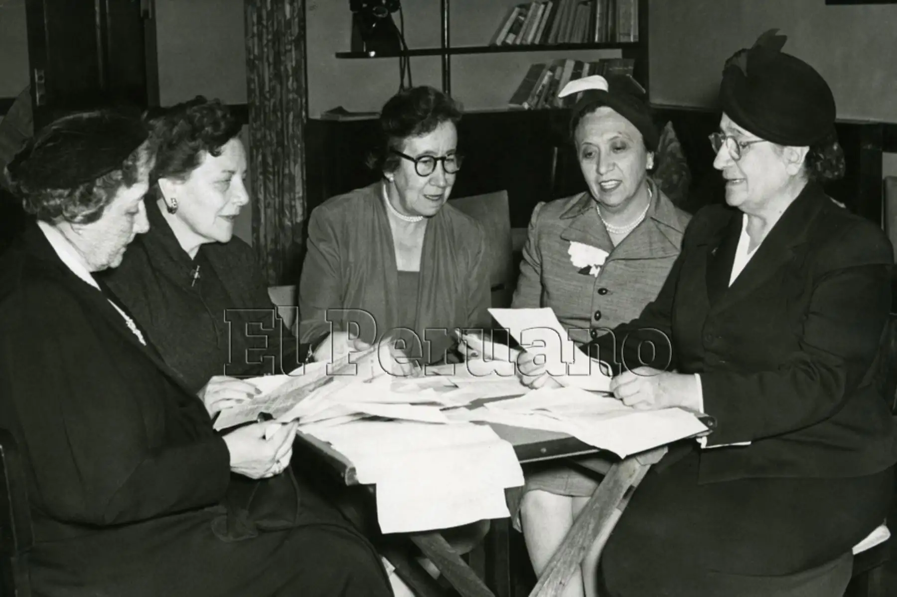 Lima - 3 mayo 1954 / Integrantes del Comité Organizador del Concurso "Madre Peruana 1954", designo a la sra. Enriqueta Pando de Morelli, quien es vicepresidenta de la Asociación Pro Lázaros del Perú, que vela por los leprosos. 
Foto: Archivo diario El Peruano