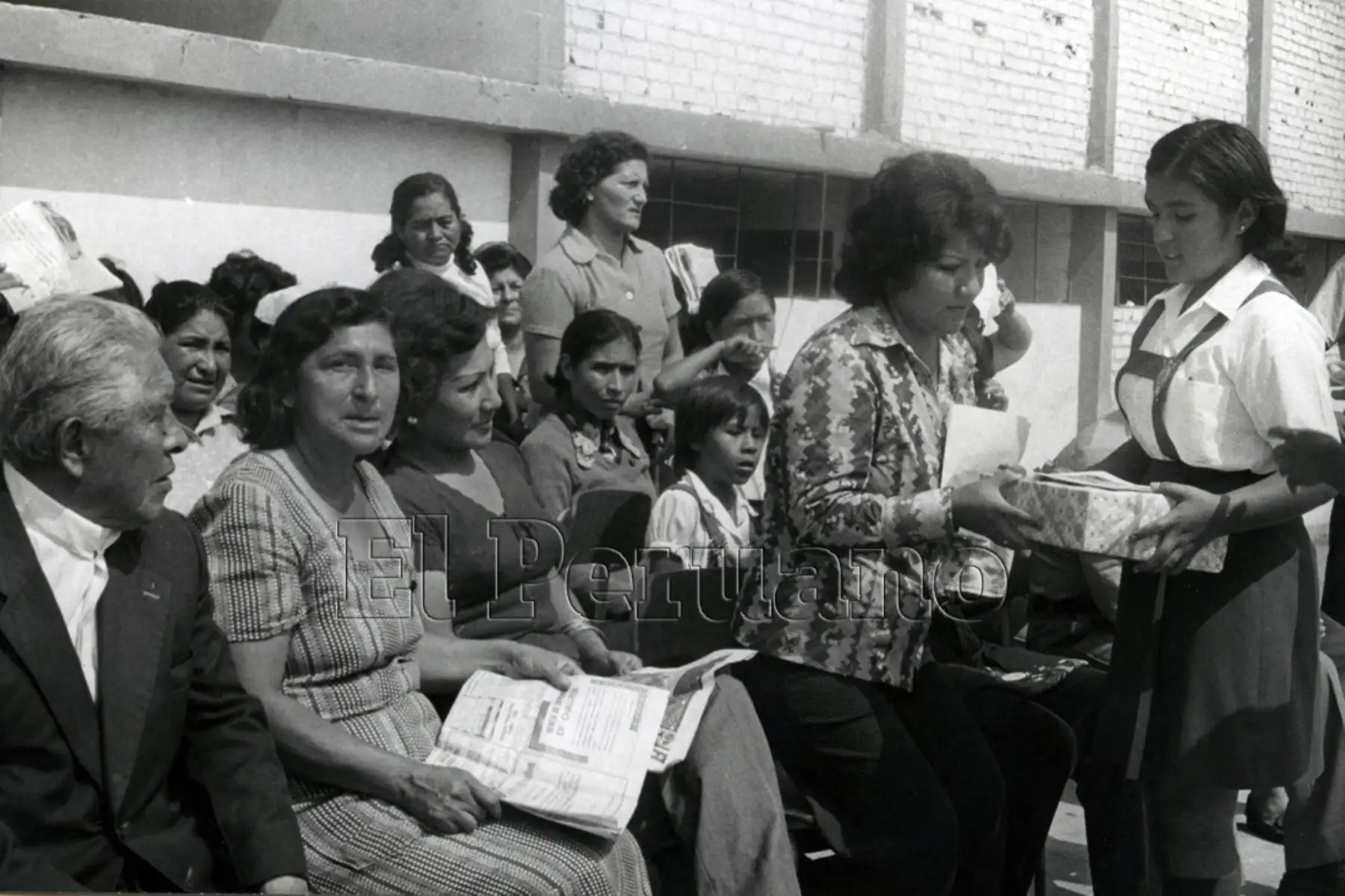 Lima - 16 mayo 1978 / Actuaciones en colegios por celebración del Día de la Madre, alumnas entregan presentes a madres de familia.
Foto:Archivo / diario El Peruano